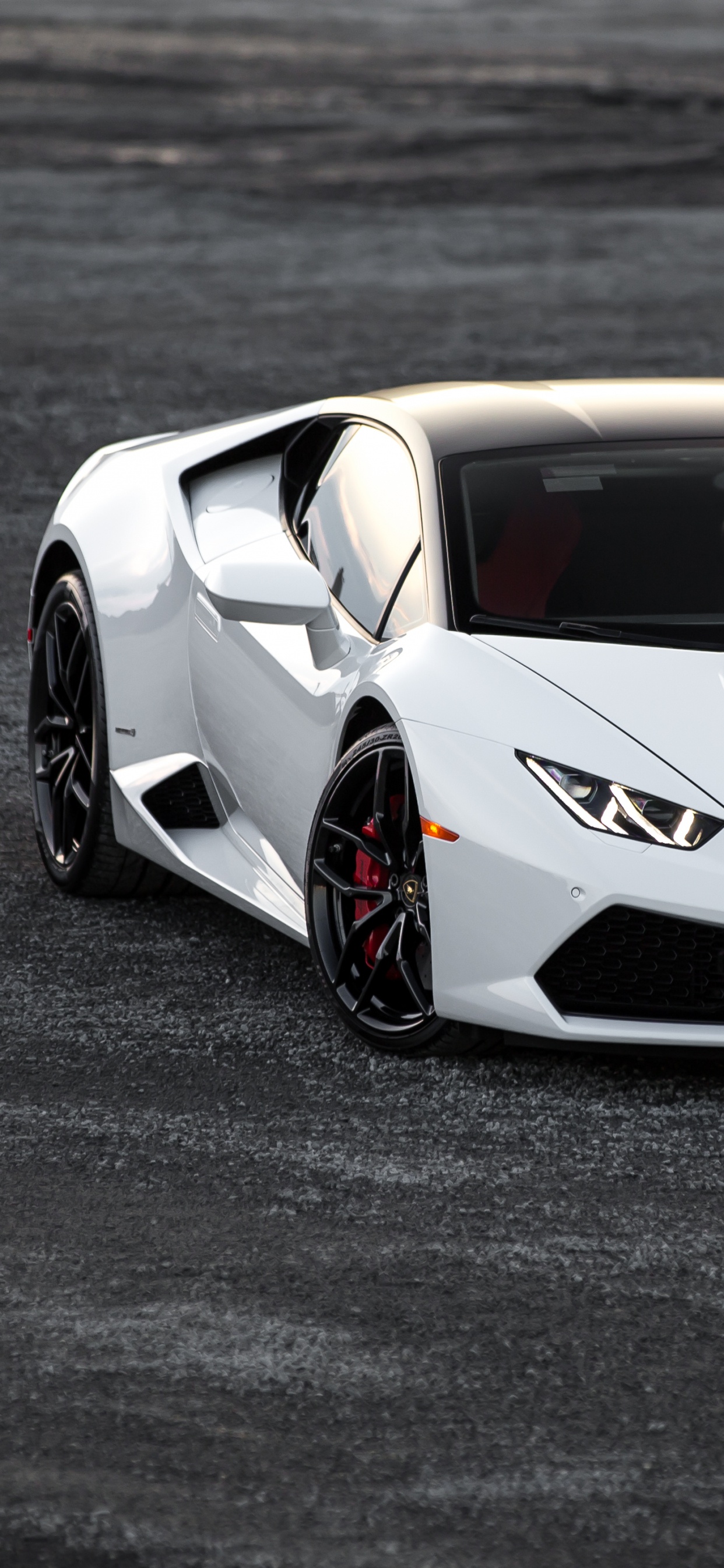 Porsche 911 Blanche et Noire Sur Route Pendant la Journée. Wallpaper in 1242x2688 Resolution