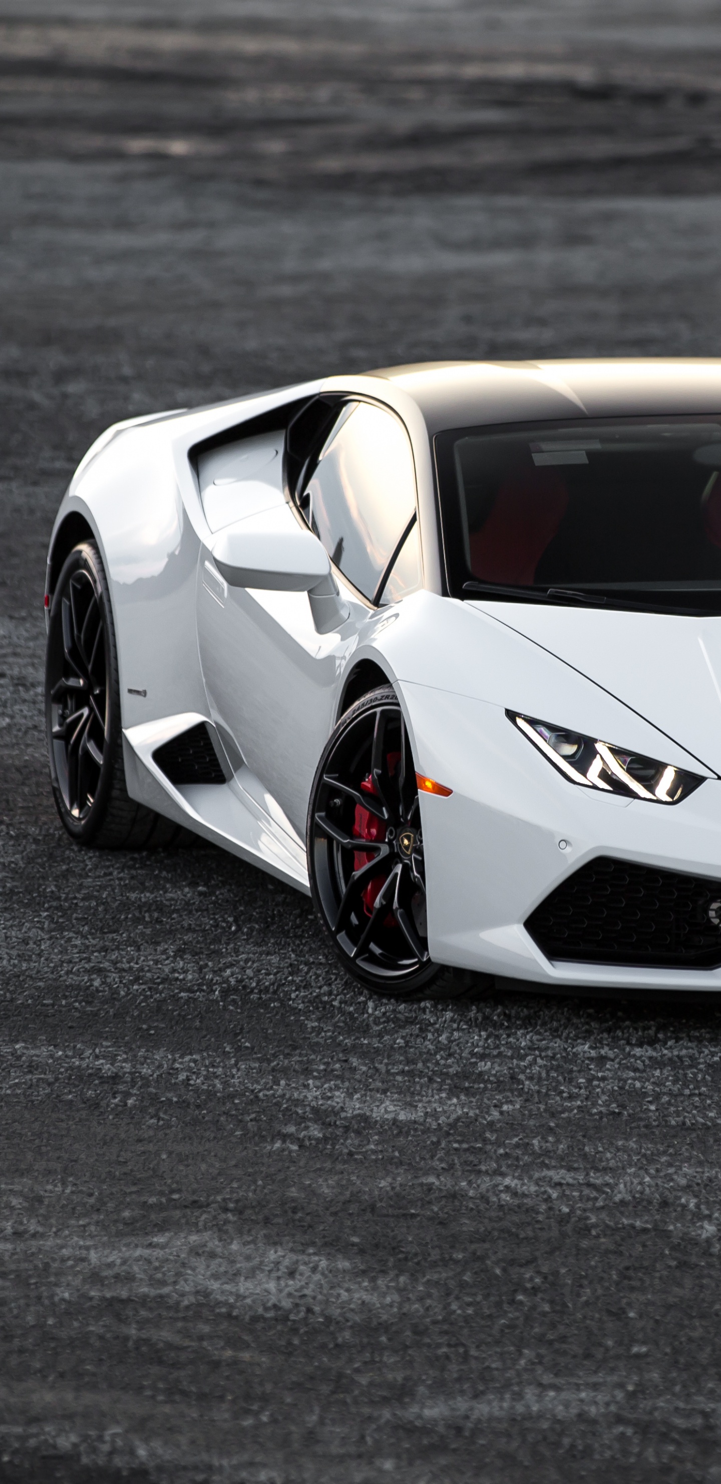 Porsche 911 Blanche et Noire Sur Route Pendant la Journée. Wallpaper in 1440x2960 Resolution