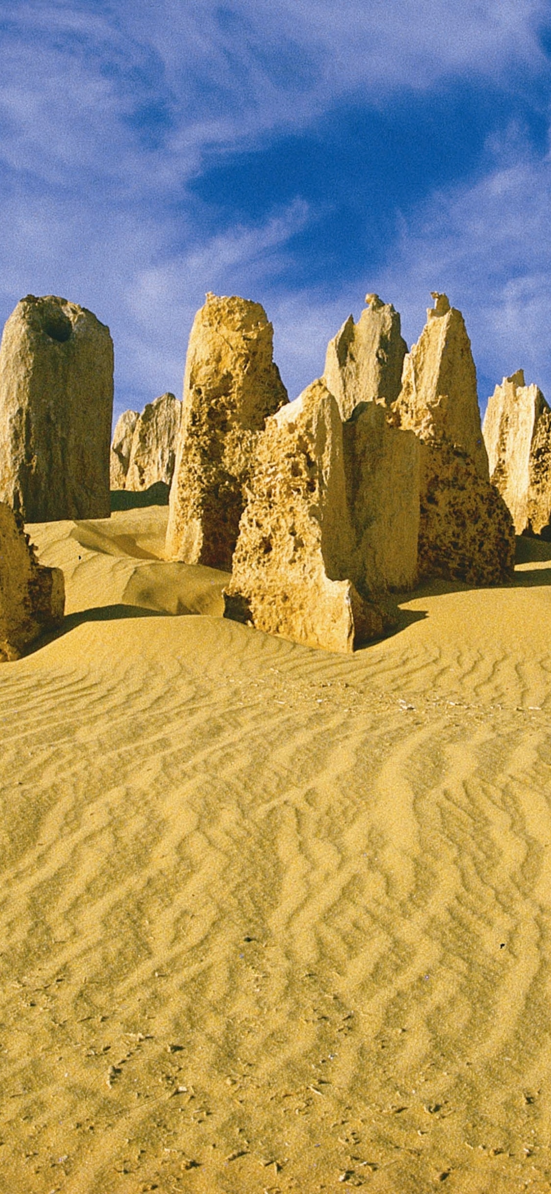 Formation de Roche Brune Sur du Sable Brun Sous Ciel Bleu Pendant la Journée. Wallpaper in 1125x2436 Resolution