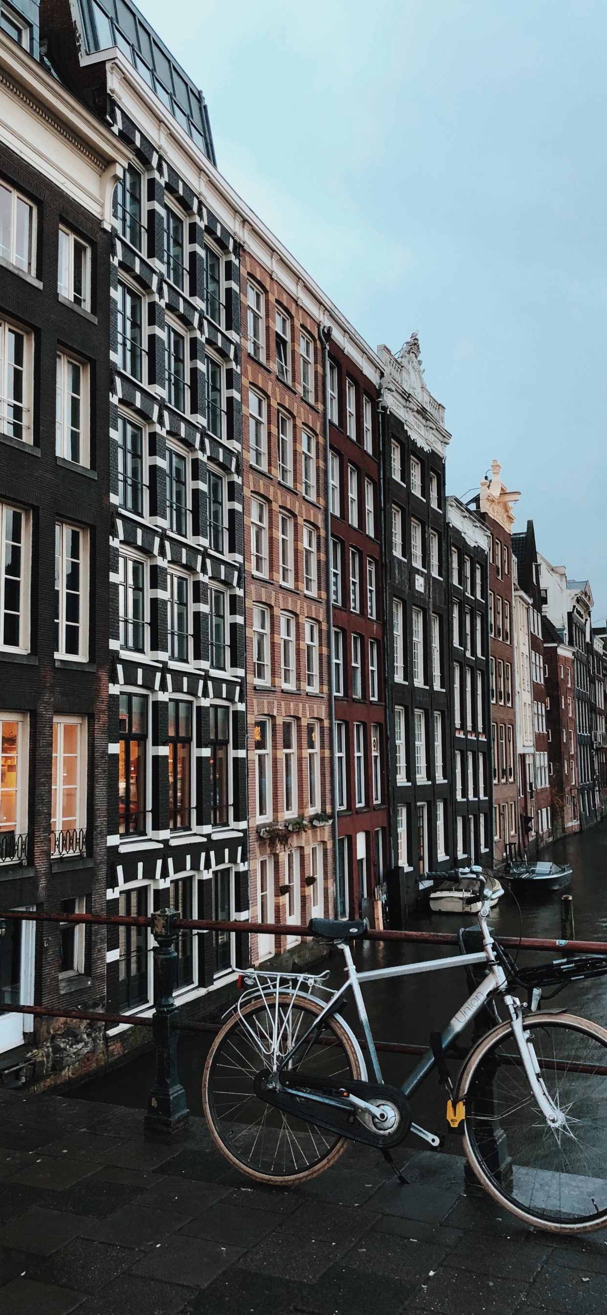 Bicicleta Negra Estacionada Junto al Edificio de Hormigón Marrón Durante el Día. Wallpaper in 1242x2688 Resolution