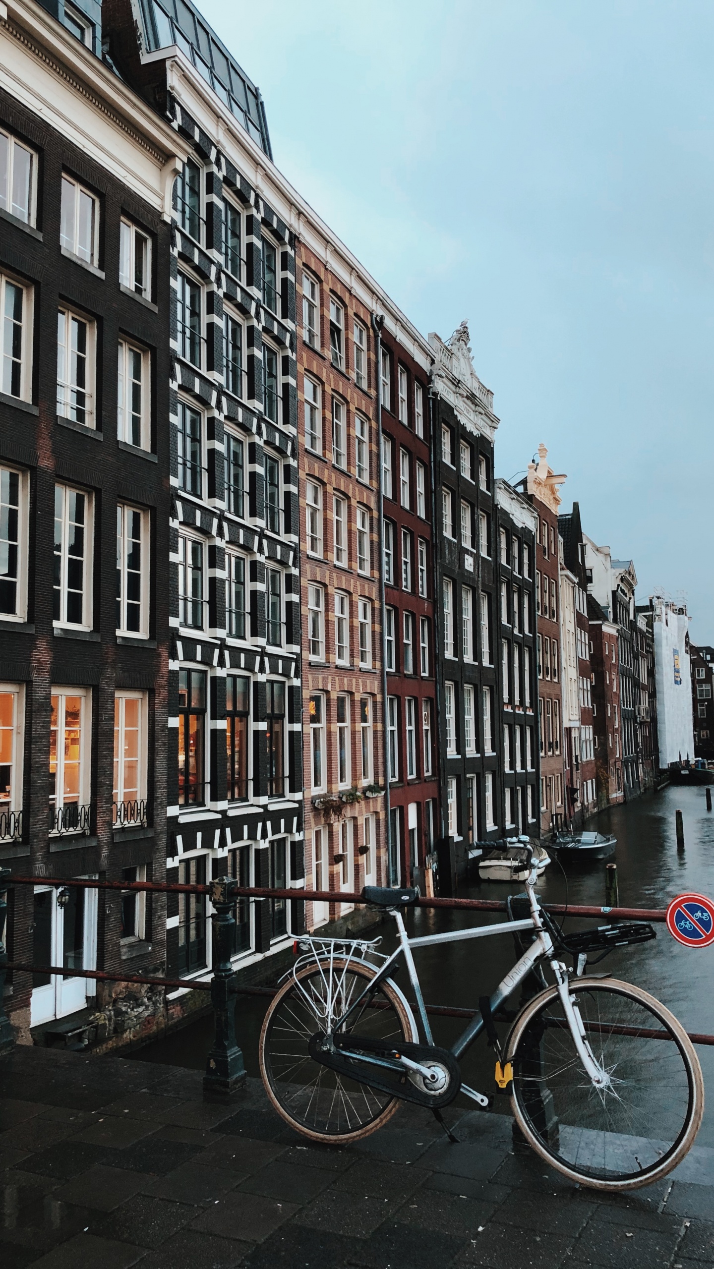Black Bicycle Parked Beside Brown Concrete Building During Daytime. Wallpaper in 1440x2560 Resolution