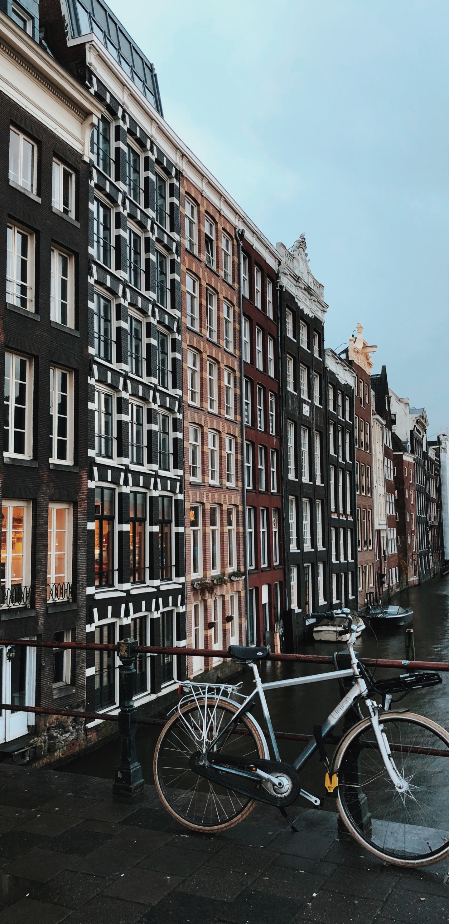 Black Bicycle Parked Beside Brown Concrete Building During Daytime. Wallpaper in 1440x2960 Resolution