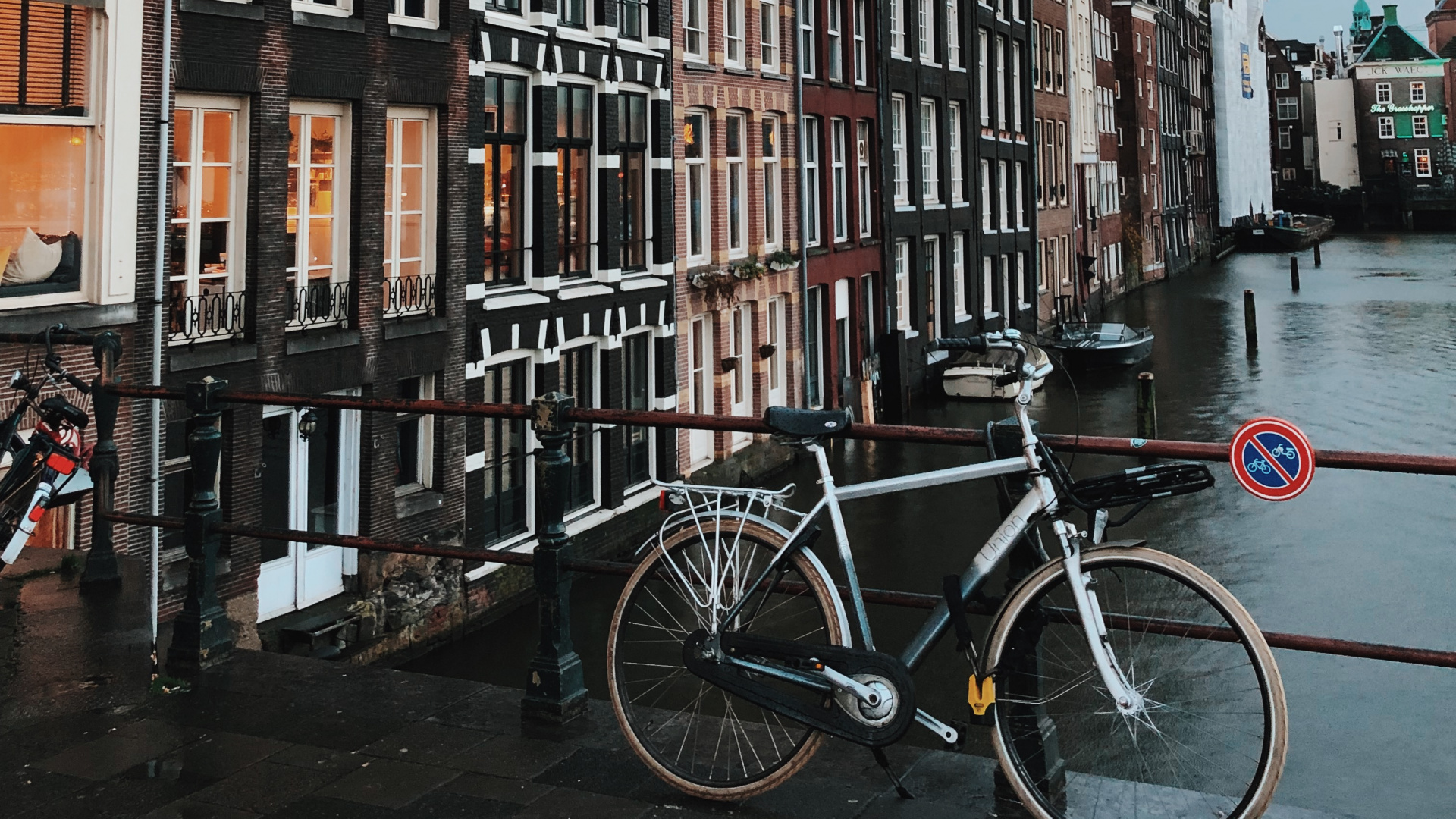 Black Bicycle Parked Beside Brown Concrete Building During Daytime. Wallpaper in 1920x1080 Resolution