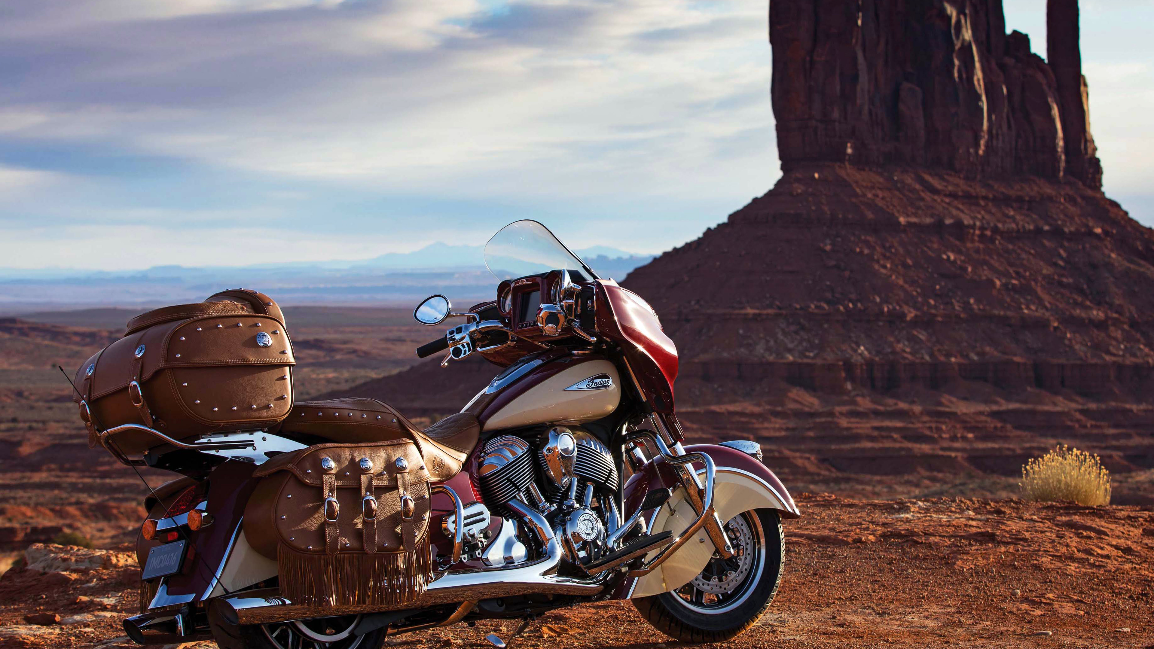 Schwarz-silbernes Cruiser-Motorrad Auf Braunem Sand Tagsüber. Wallpaper in 3840x2160 Resolution