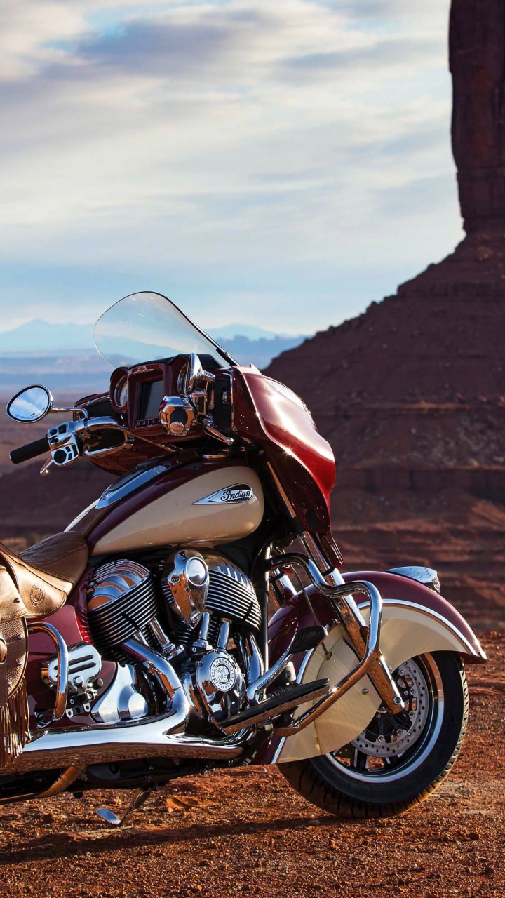 Schwarz-silbernes Cruiser-Motorrad Auf Braunem Sand Tagsüber. Wallpaper in 720x1280 Resolution