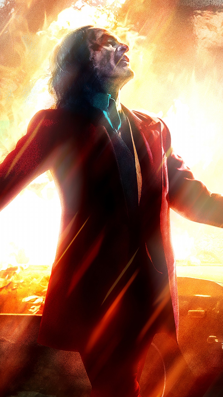 Femme en Robe Sans Manches Orange Debout Sur un Plancher en Bois Marron. Wallpaper in 720x1280 Resolution