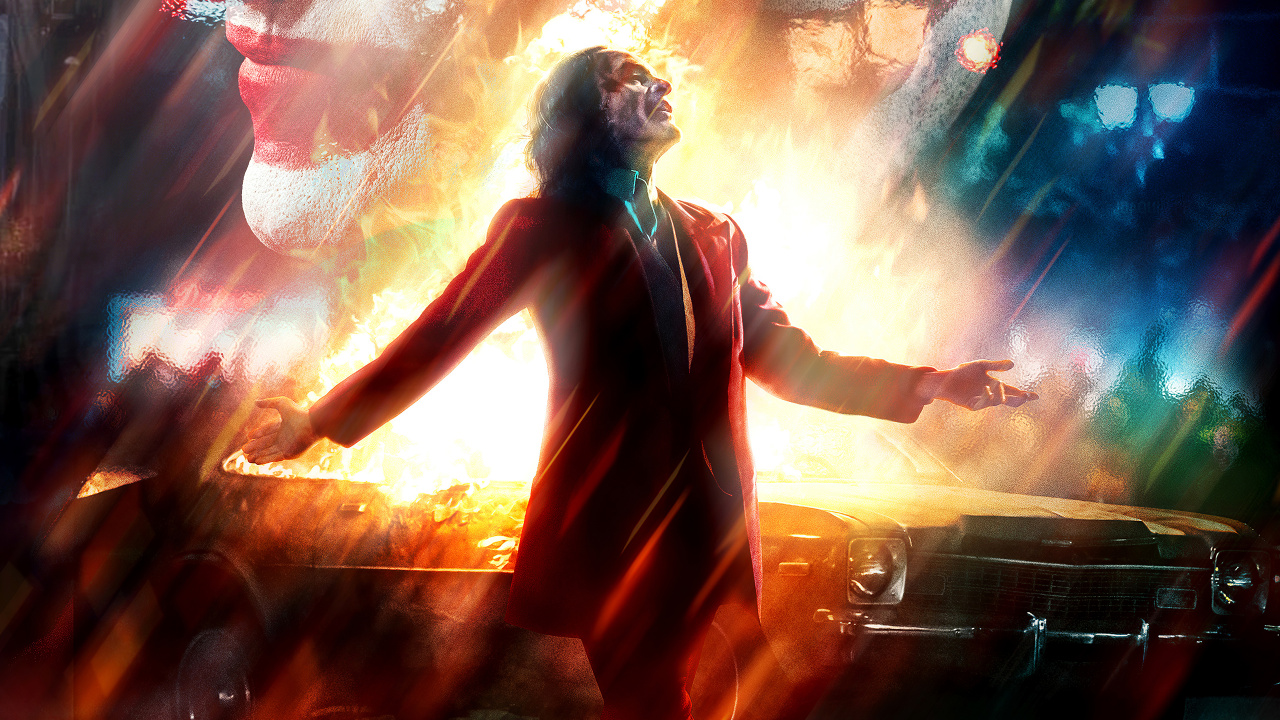 Frau in Orangefarbenem Ärmellosem Kleid Stehend Auf Braunem Holzboden. Wallpaper in 1280x720 Resolution