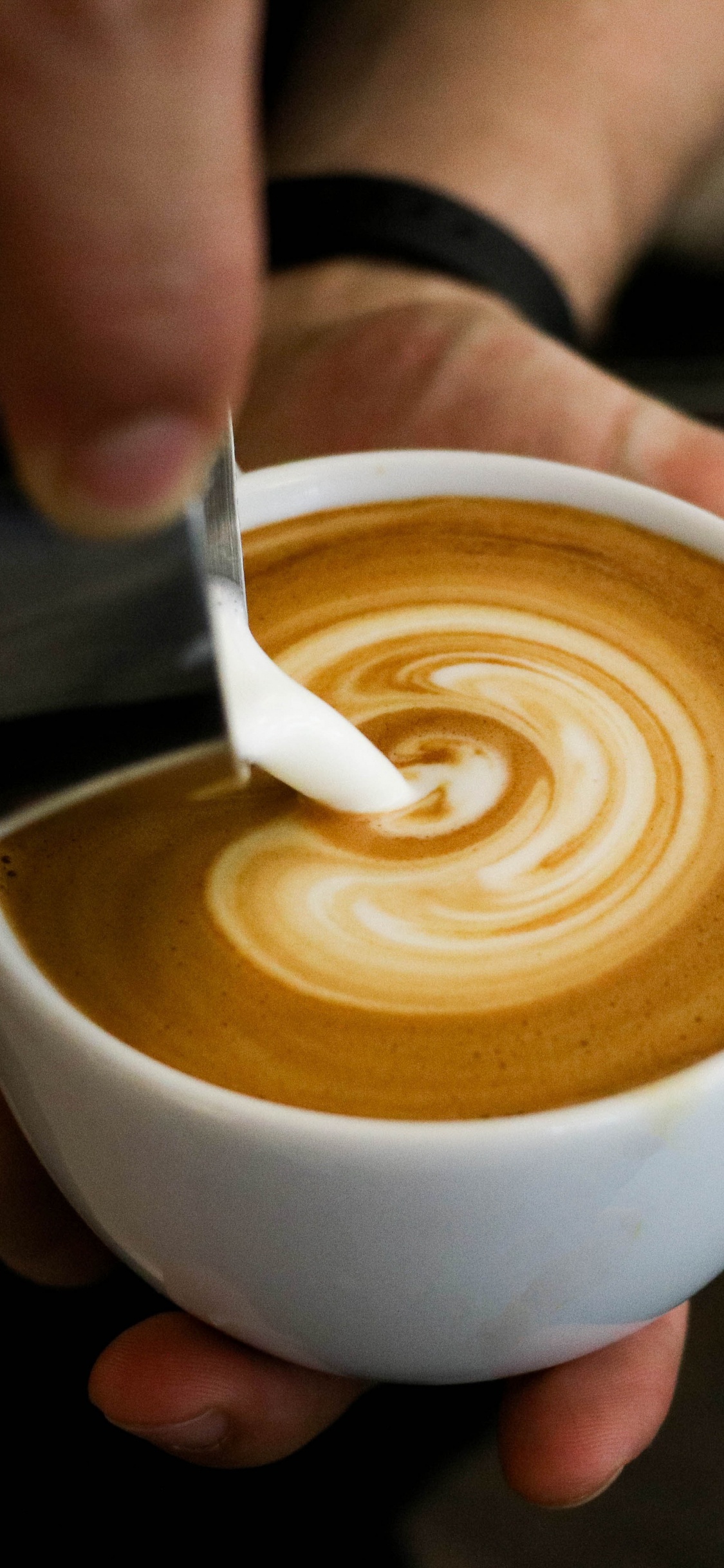 Person, Die Eine Weiße Keramiktasse Mit Brauner Flüssigkeit Hält. Wallpaper in 1125x2436 Resolution