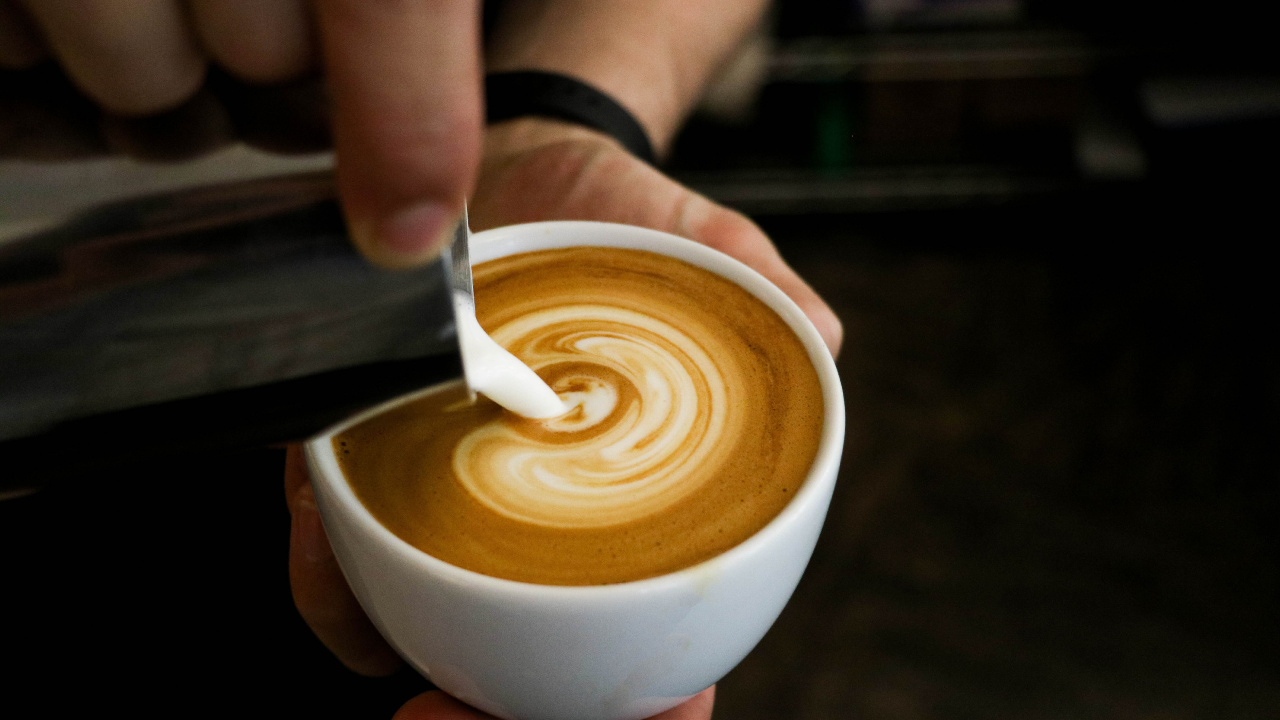 Person, Die Eine Weiße Keramiktasse Mit Brauner Flüssigkeit Hält. Wallpaper in 1280x720 Resolution