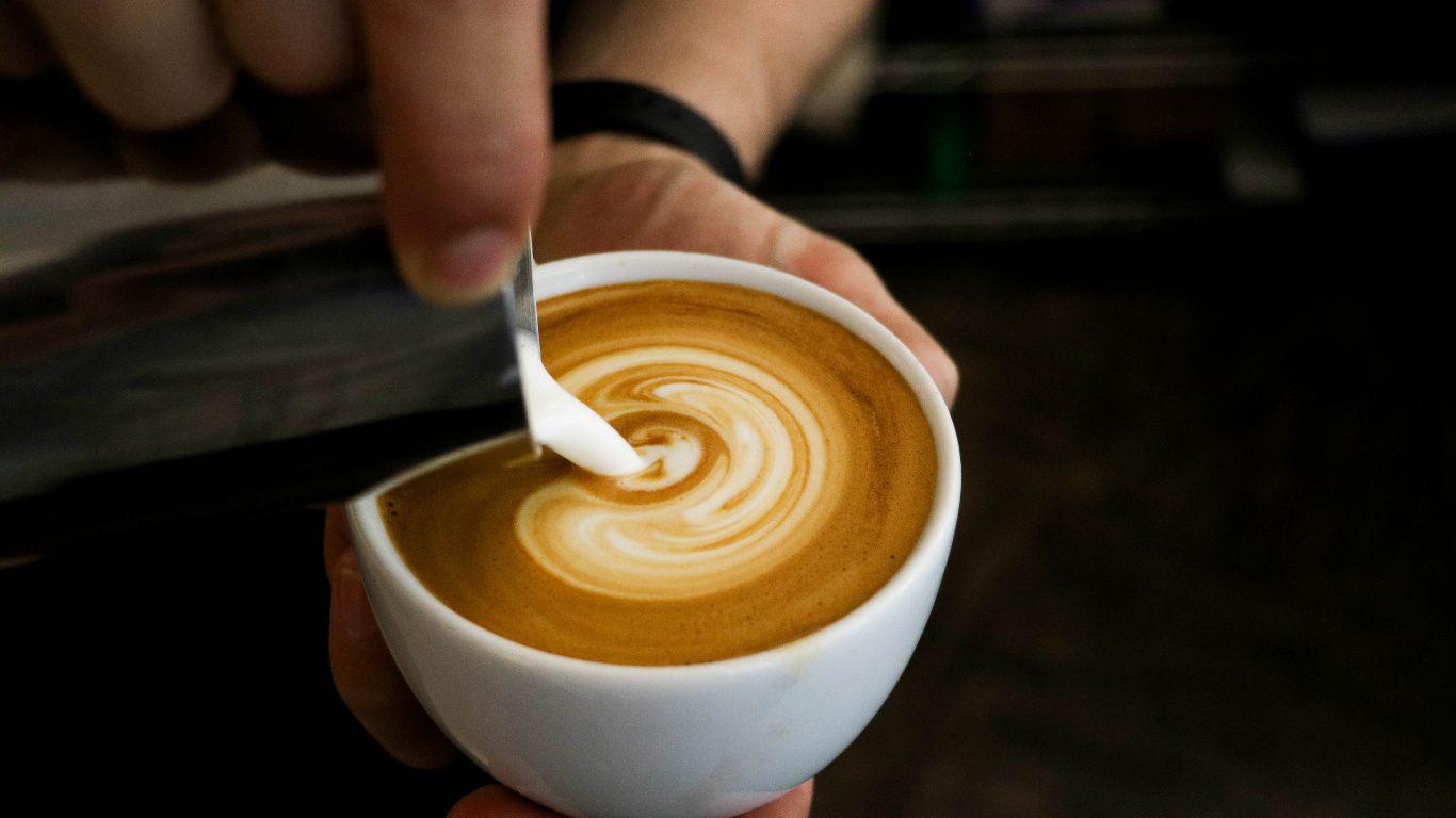 Person, Die Eine Weiße Keramiktasse Mit Brauner Flüssigkeit Hält. Wallpaper in 1366x768 Resolution