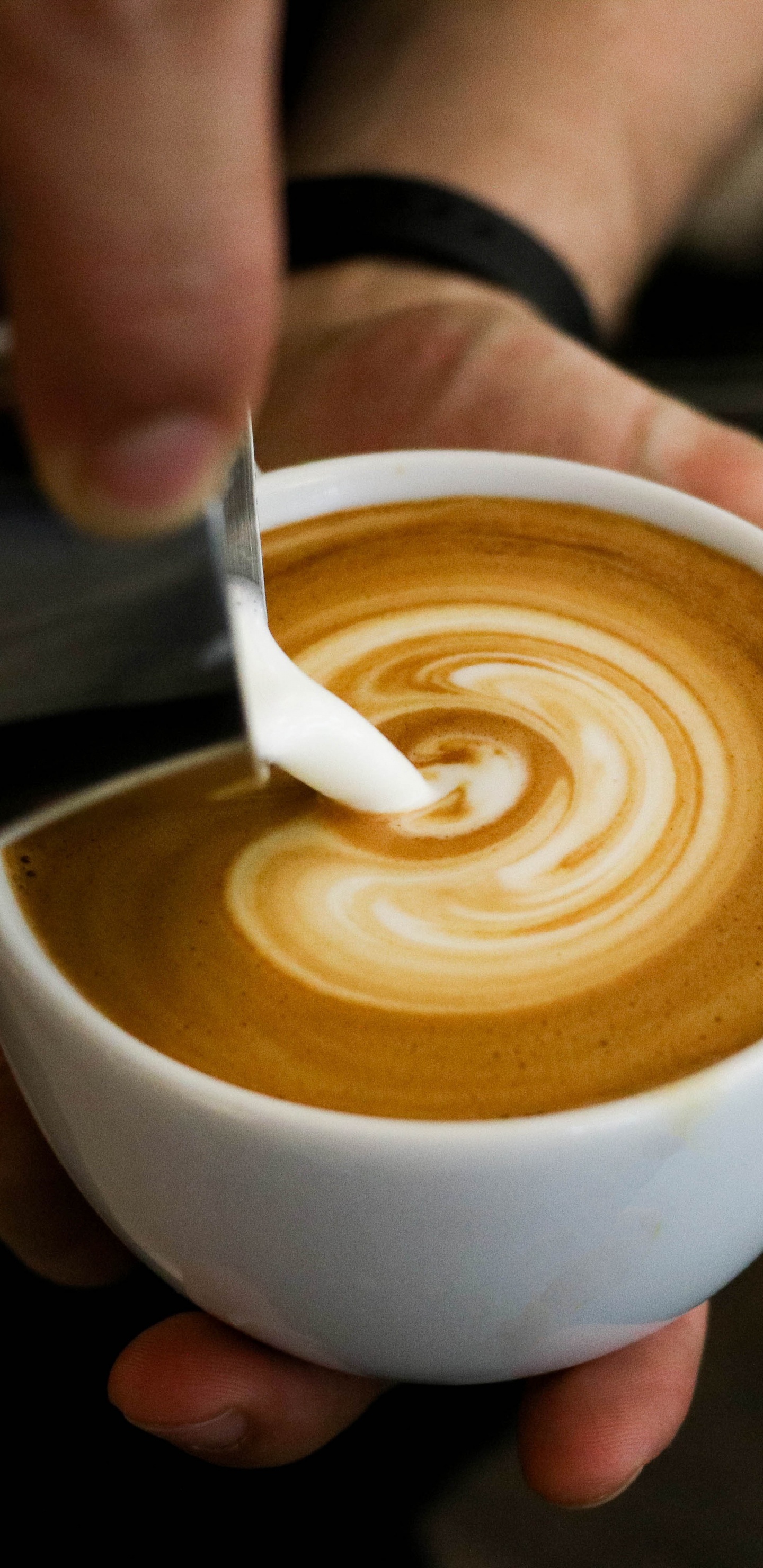 Person, Die Eine Weiße Keramiktasse Mit Brauner Flüssigkeit Hält. Wallpaper in 1440x2960 Resolution