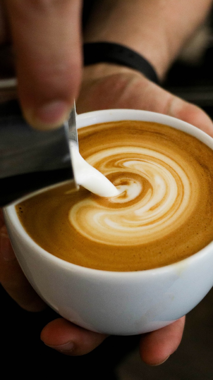 Person, Die Eine Weiße Keramiktasse Mit Brauner Flüssigkeit Hält. Wallpaper in 720x1280 Resolution