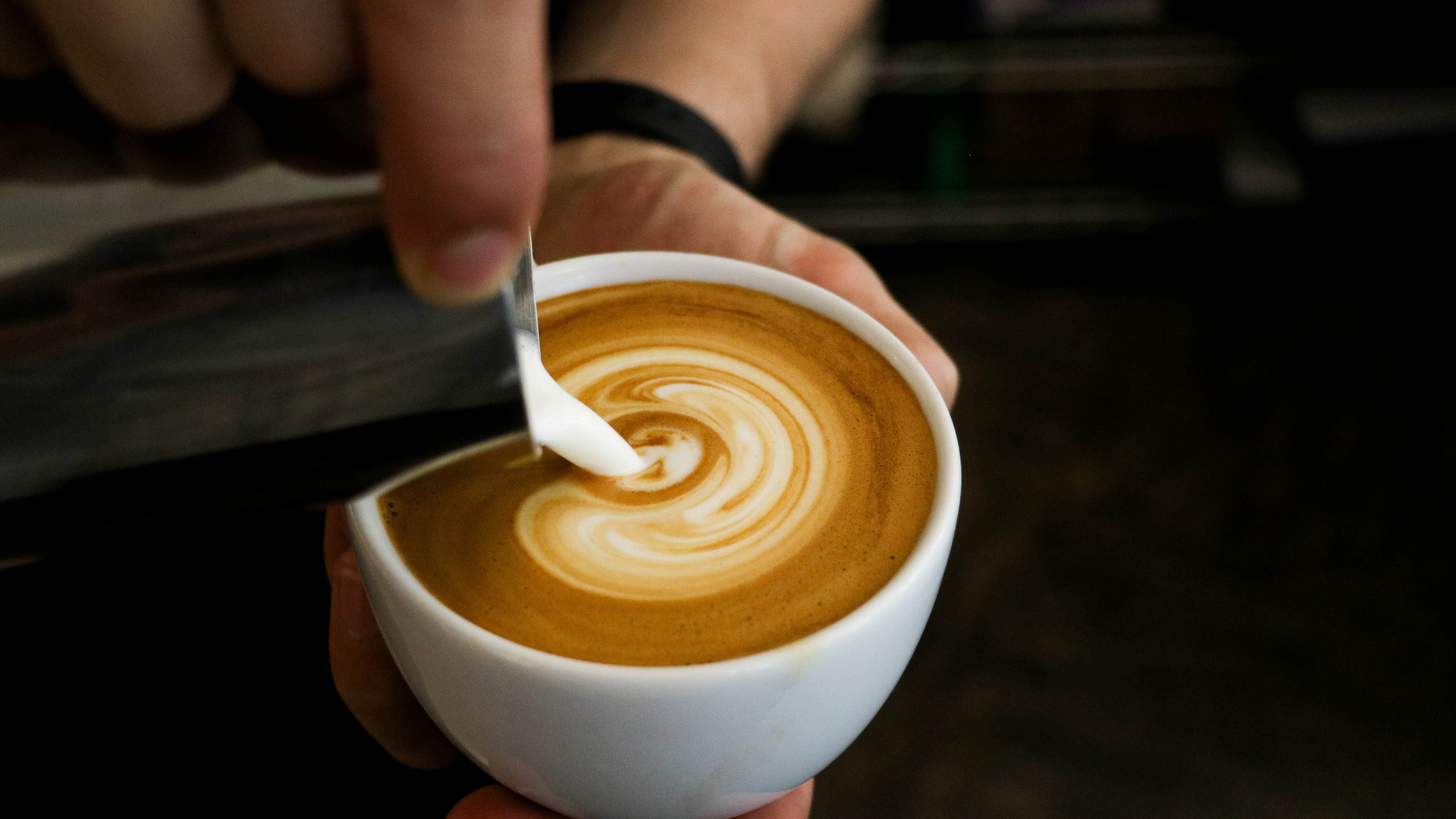 Personne Tenant Une Tasse en Céramique Blanche Avec un Liquide Marron. Wallpaper in 3840x2160 Resolution