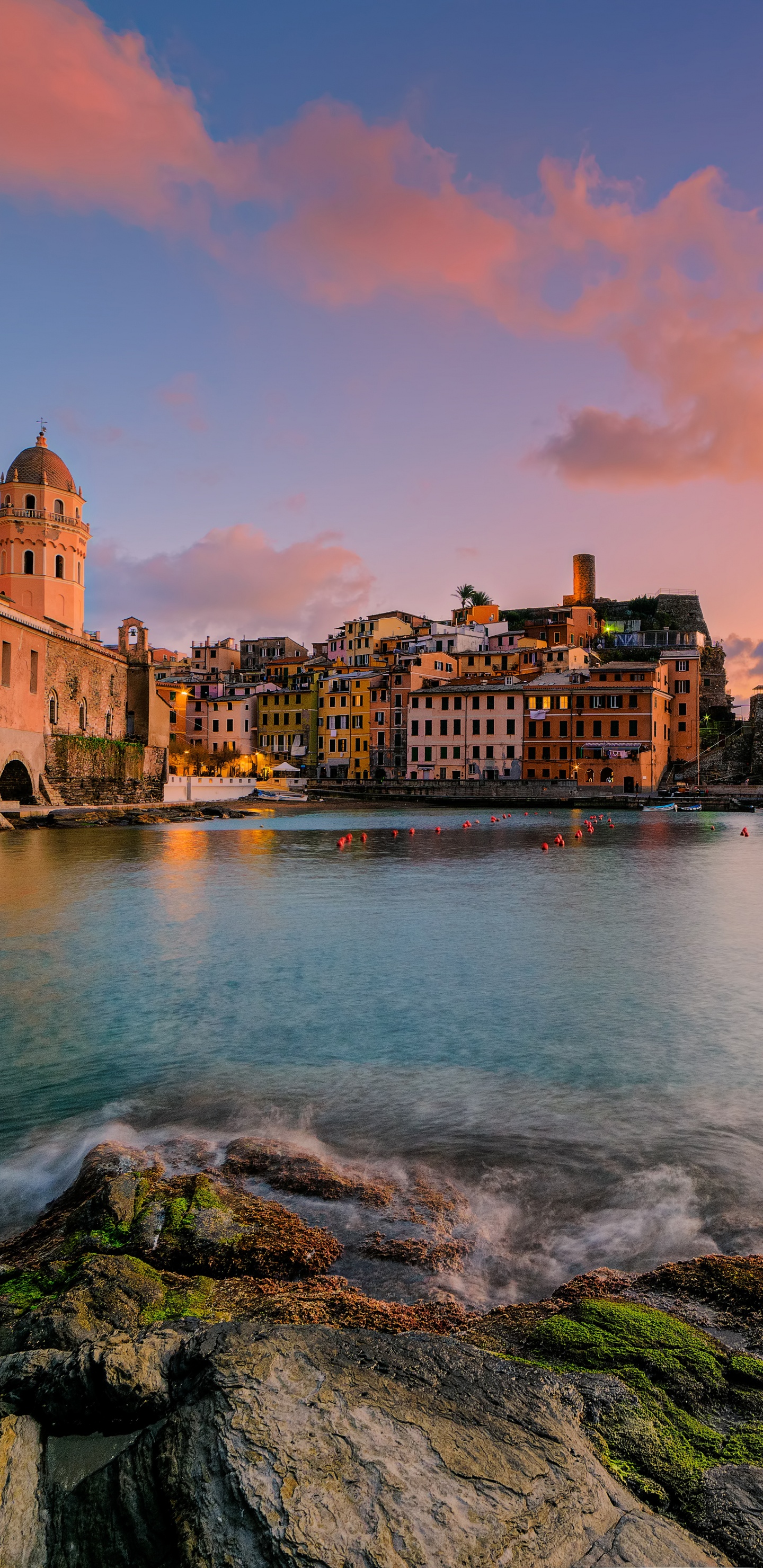 Braunes Betongebäude in Der Nähe Eines Gewässers Bei Sonnenuntergang. Wallpaper in 1440x2960 Resolution