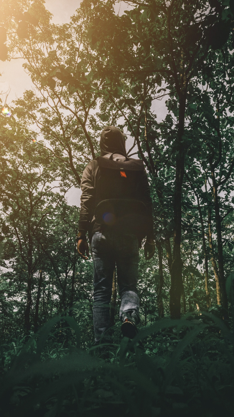 Homme en Veste Noire et Pantalon Noir Debout Sur un Terrain D'herbe Verte Pendant la Journée. Wallpaper in 750x1334 Resolution