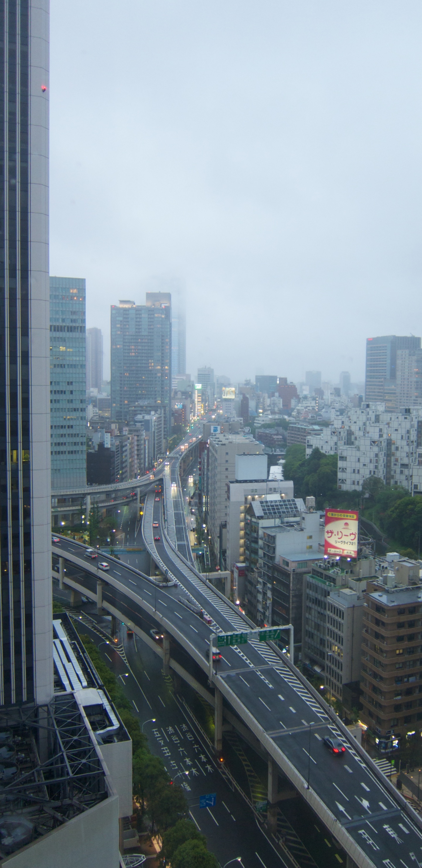 Edificios de la Ciudad Bajo el Cielo Blanco Durante el Día. Wallpaper in 1440x2960 Resolution