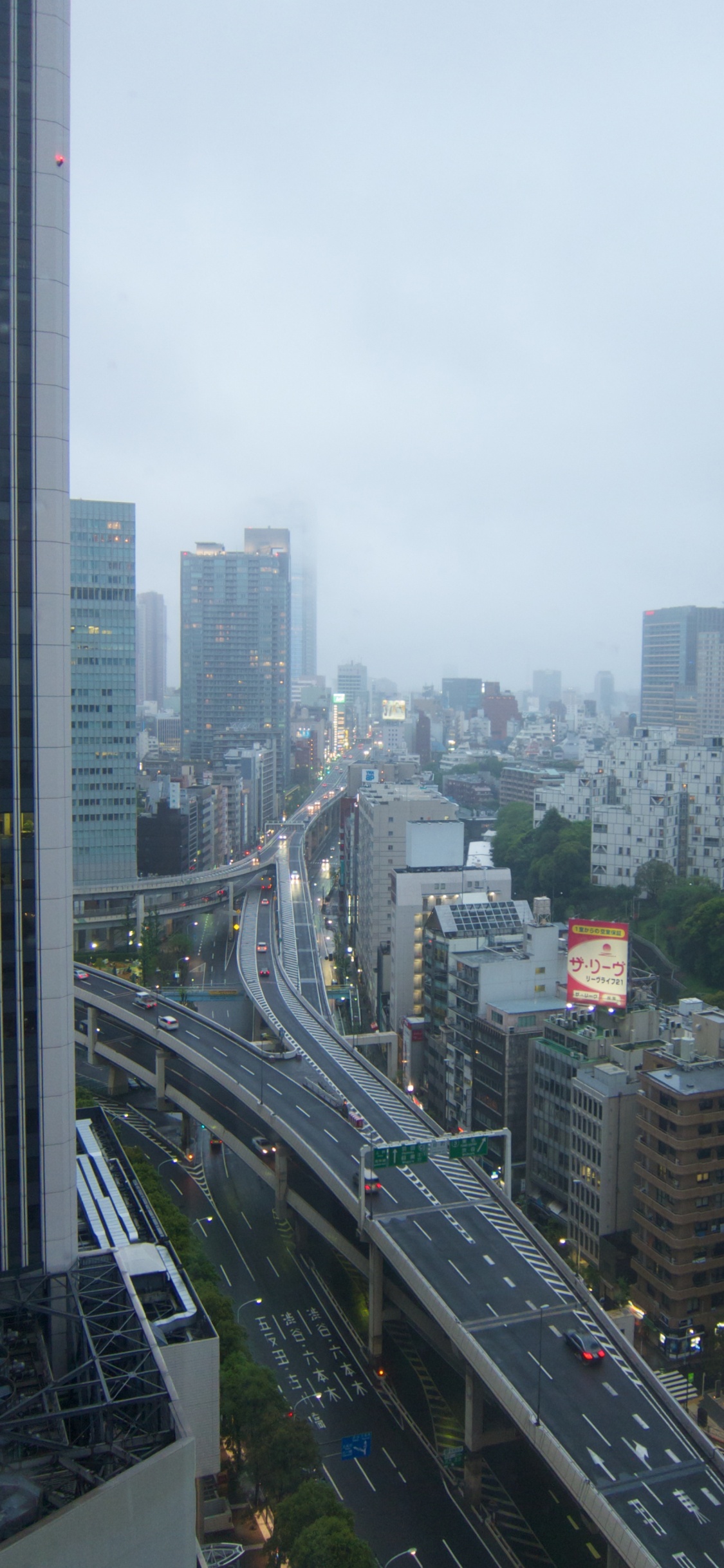 Stadtgebäude Unter Weißem Himmel Tagsüber. Wallpaper in 1125x2436 Resolution