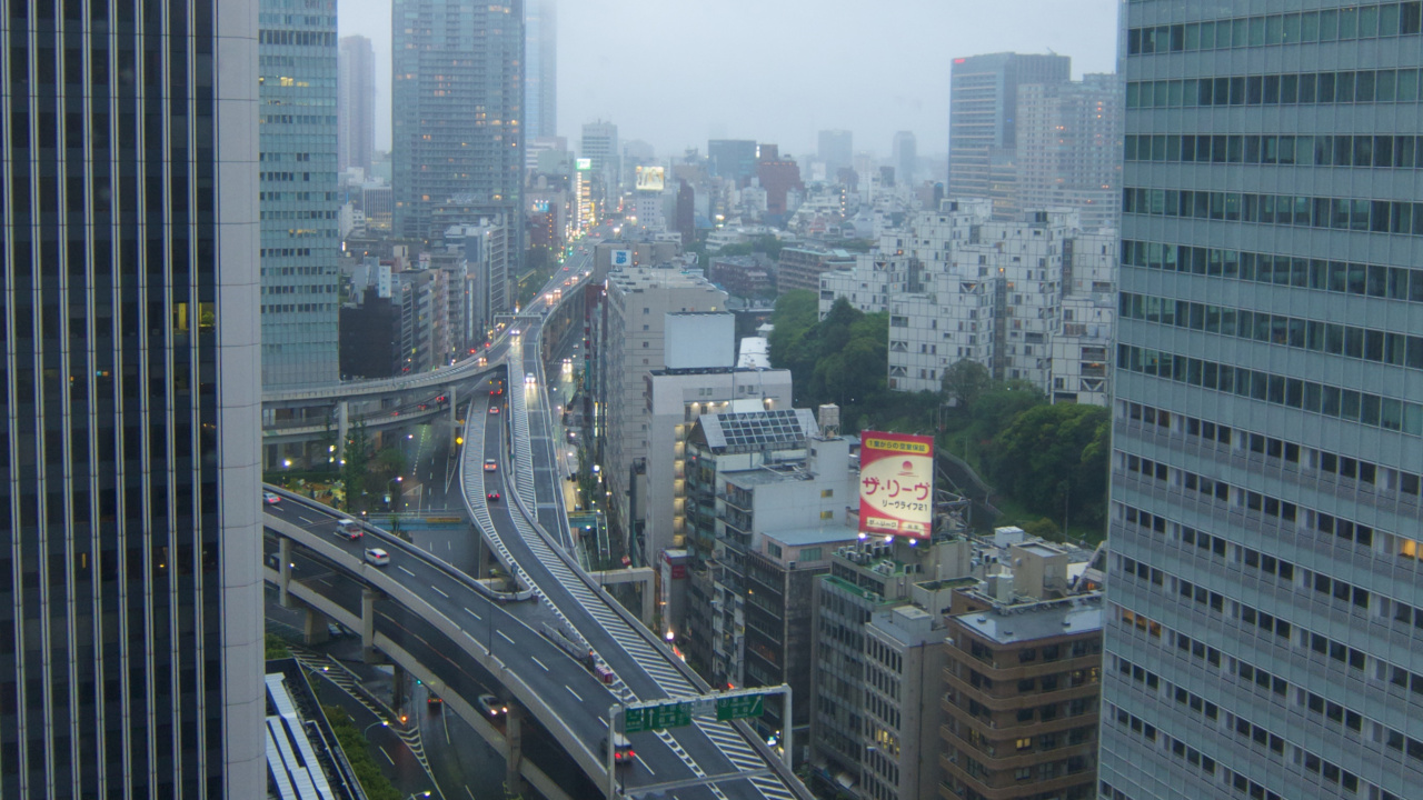Stadtgebäude Unter Weißem Himmel Tagsüber. Wallpaper in 1280x720 Resolution