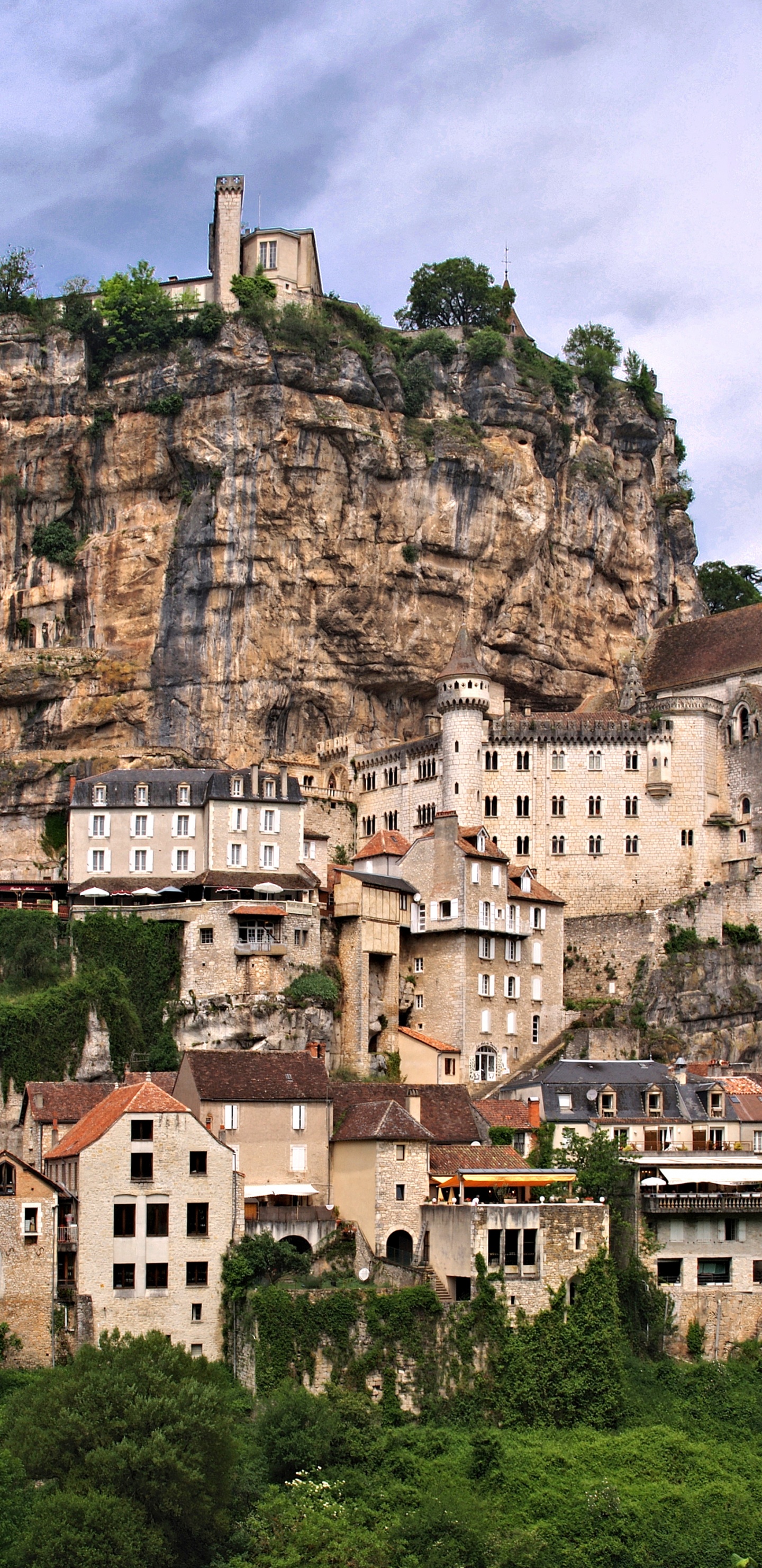 Bâtiment en Béton Brun au Sommet de la Montagne Pendant la Journée. Wallpaper in 1440x2960 Resolution