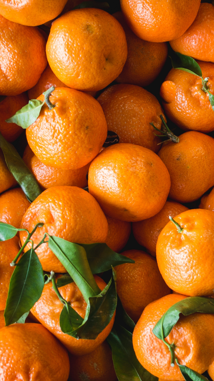 Orangenfrüchte Auf Schwarzem Plastikbehälter. Wallpaper in 750x1334 Resolution