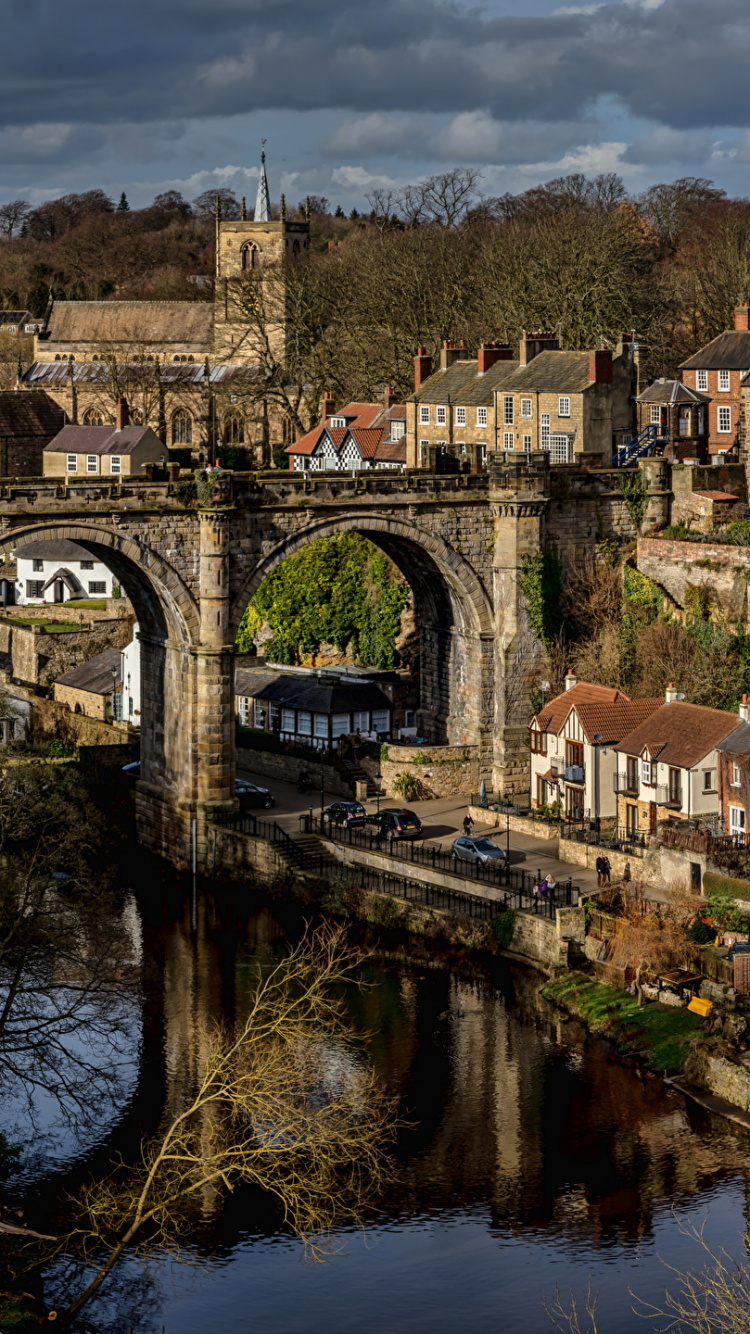 Edificios de Hormigón Marrón y Blanco Cerca Del Río Durante el Día. Wallpaper in 750x1334 Resolution