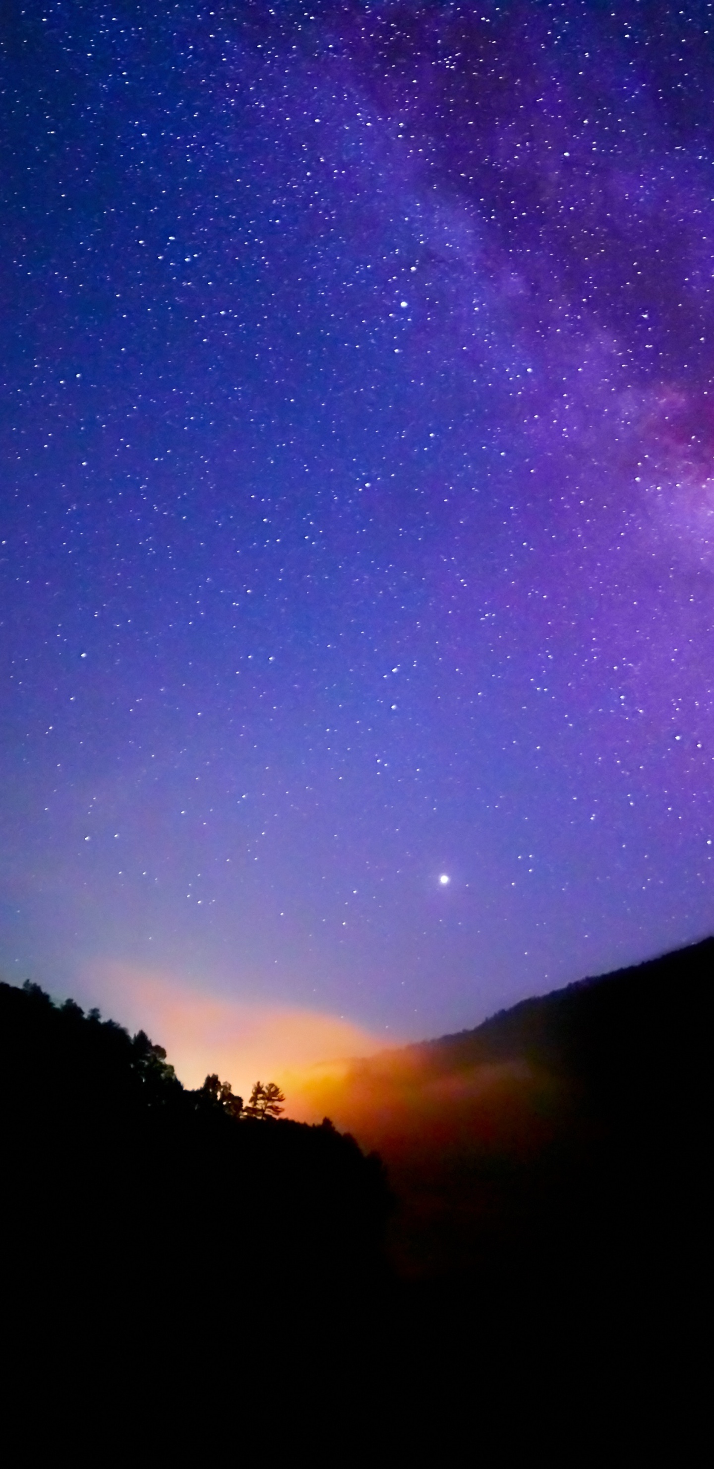 Silueta de Montaña Bajo la Noche Estrellada. Wallpaper in 1440x2960 Resolution