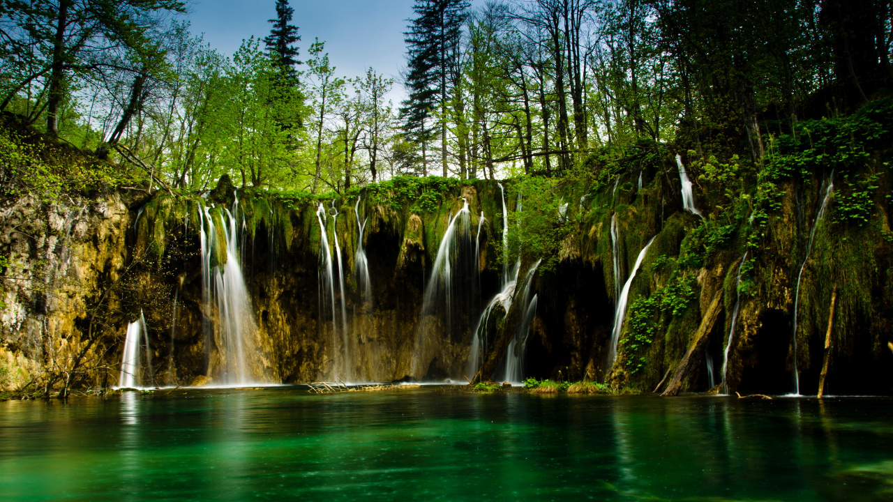 L'eau Tombe au Milieu Des Arbres Verts. Wallpaper in 1280x720 Resolution