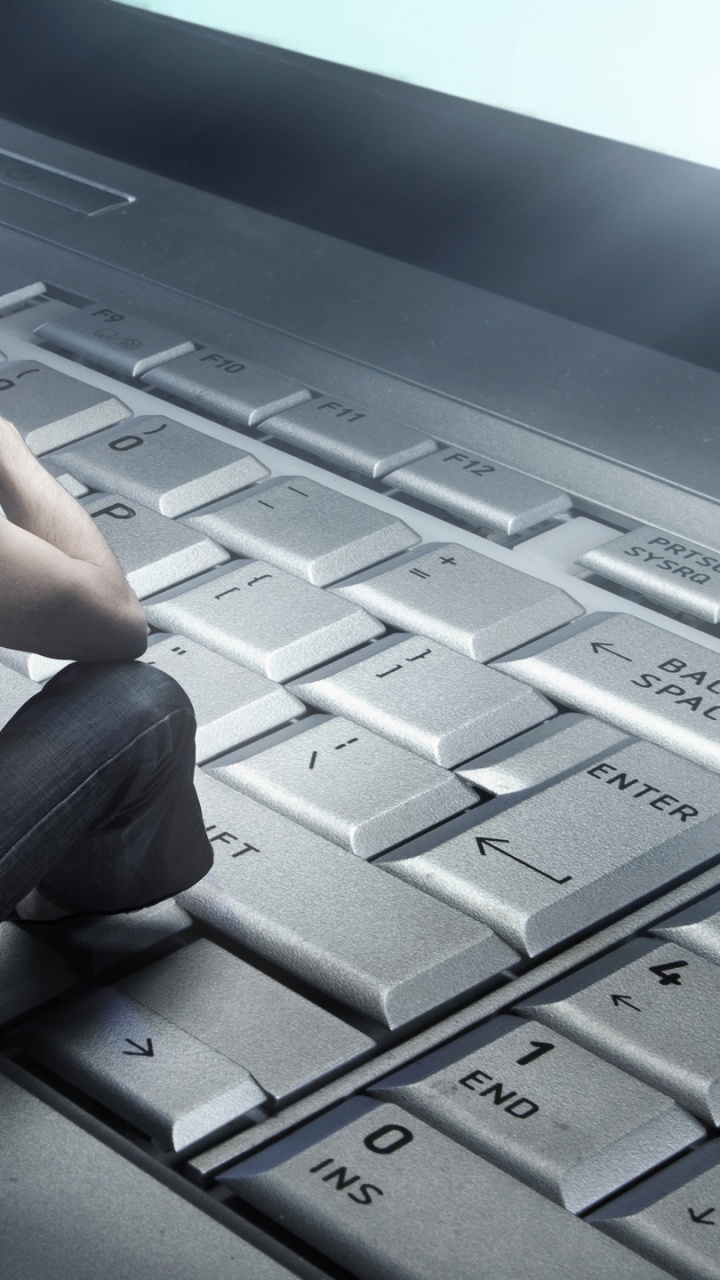 Oben-ohne-Mann in Schwarzen Denim-Jeans, Der Auf Einem Schwarzen Und Grauen Laptop Sitzt. Wallpaper in 720x1280 Resolution