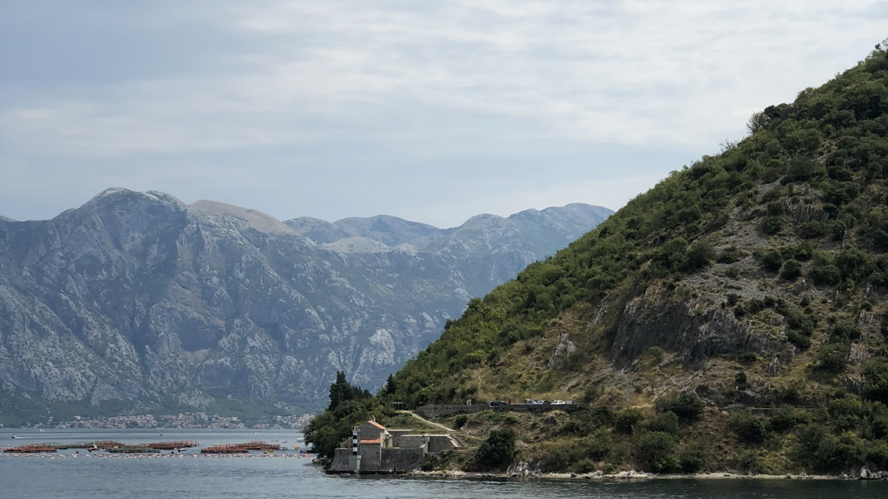 Coast, Body of Water, Mountainous Landforms, Highland, Water Resources. Wallpaper in 1280x720 Resolution