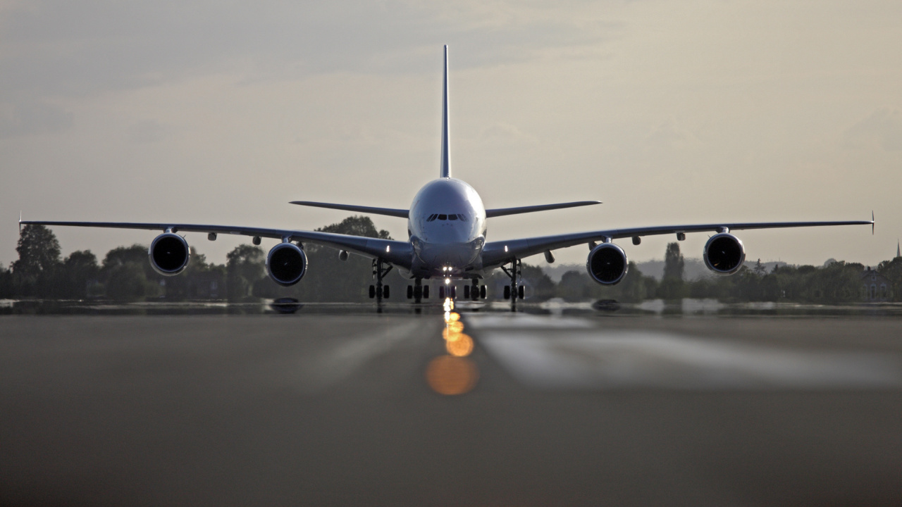 Avion de Ligne Blanc à L'aéroport Pendant la Journée. Wallpaper in 1280x720 Resolution