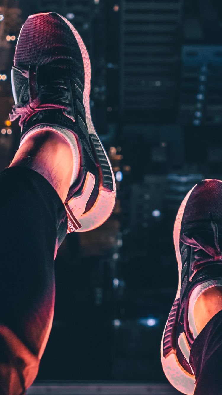 Personne en Pantalon Noir et Baskets Noires et Blanches. Wallpaper in 750x1334 Resolution