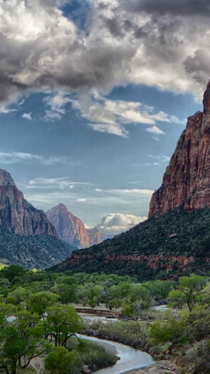 Arbres Verts et Montagnes Brunes Sous Ciel Bleu et Nuages Blancs Pendant la Journée. Wallpaper in 720x1280 Resolution