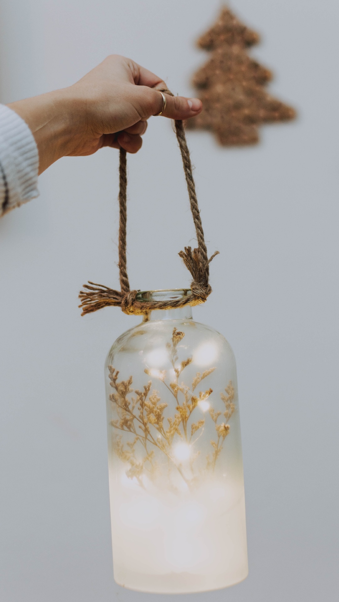 Person Holding Gold Colored Necklace. Wallpaper in 1080x1920 Resolution