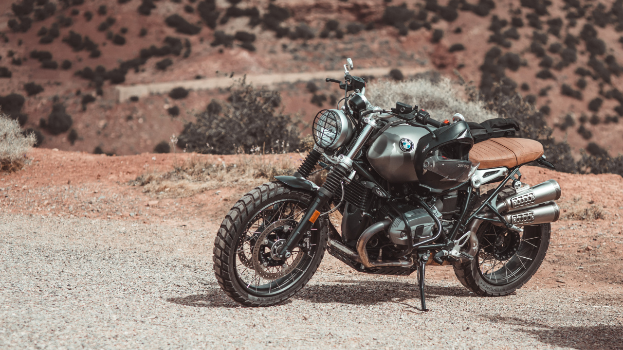 Moto Noire et Brune Sur le Sable Brun Pendant la Journée. Wallpaper in 1280x720 Resolution