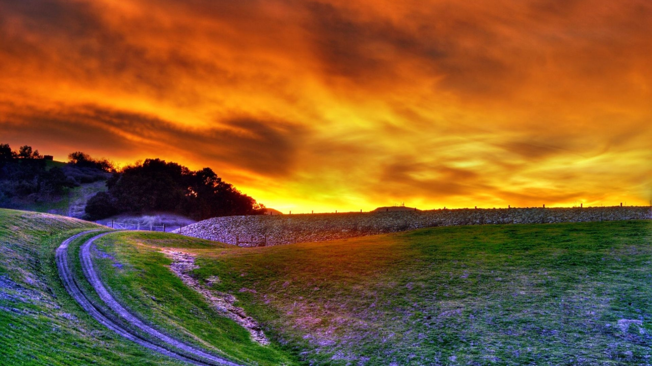 Green Grass Field Under Orange and Blue Sky. Wallpaper in 1280x720 Resolution