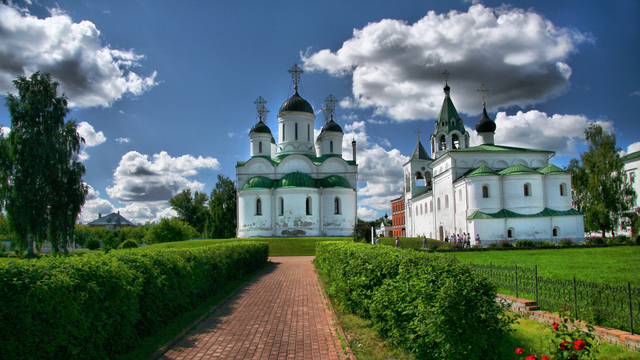 Weißes Und Braunes Betongebäude Unter Blauem Himmel Tagsüber. Wallpaper in 1280x720 Resolution