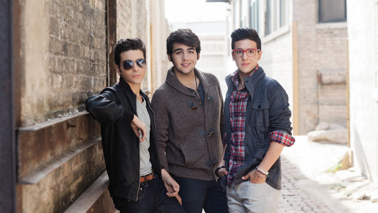 Fashion, Street Fashion, Eyewear, Cool, Jeans. Wallpaper in 1280x720 Resolution