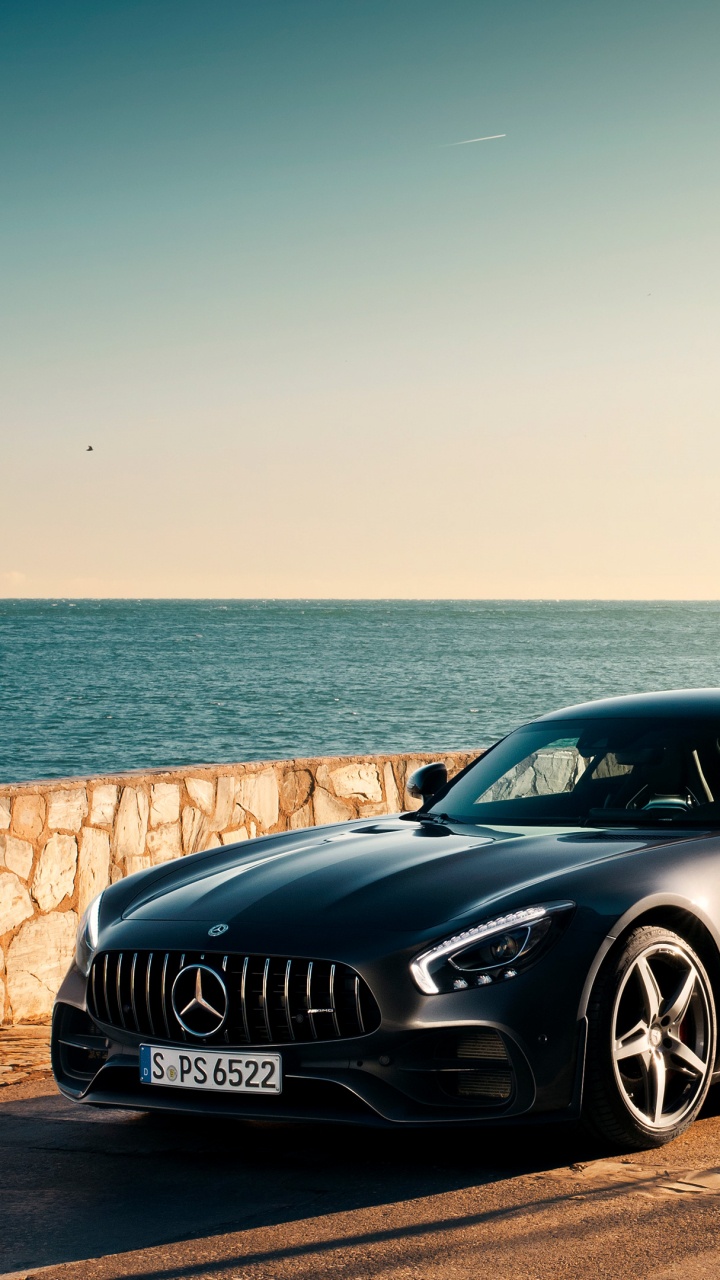 Porsche 911 Noire Garée Sur le Rivage de la Plage Pendant la Journée. Wallpaper in 720x1280 Resolution