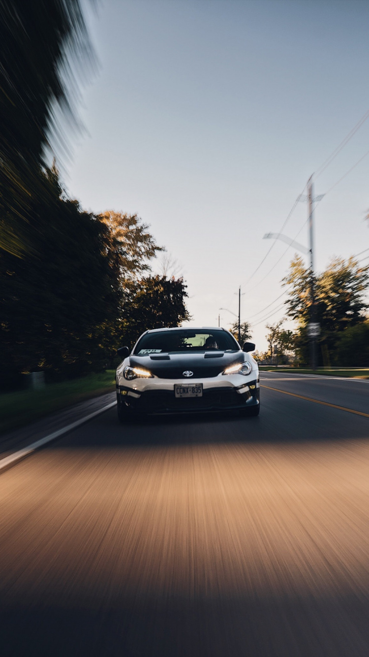 Coche Blanco en la Carretera Durante el Día. Wallpaper in 750x1334 Resolution