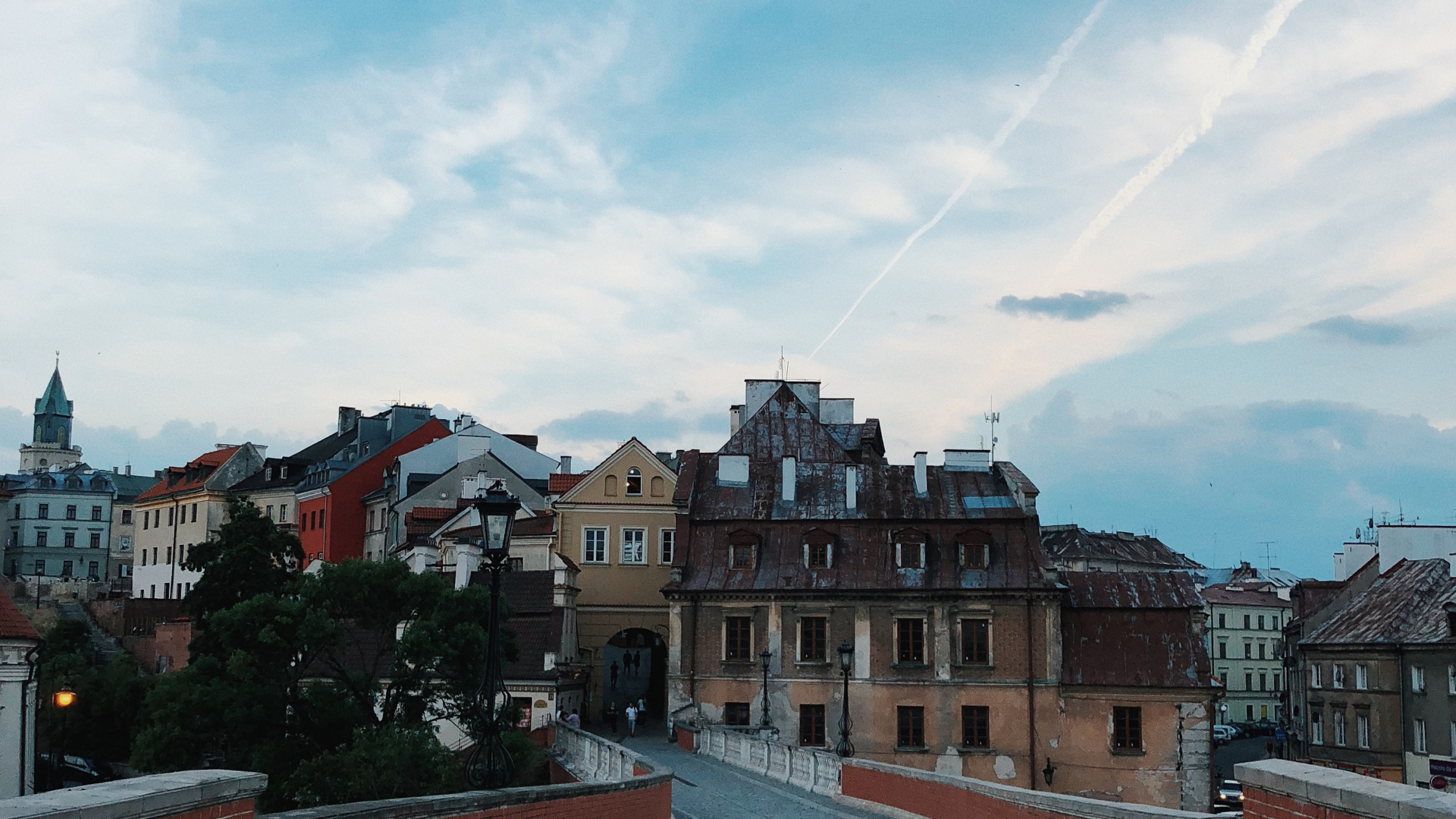 Cloud, Fahrbahn, Nachbarschaft, Stadt, Street. Wallpaper in 2560x1440 Resolution