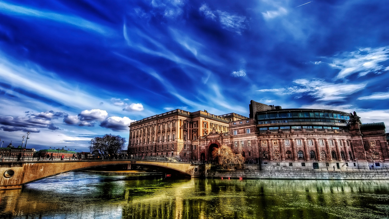 Brown Concrete Building Near Body of Water Under Blue Sky During Daytime. Wallpaper in 1366x768 Resolution