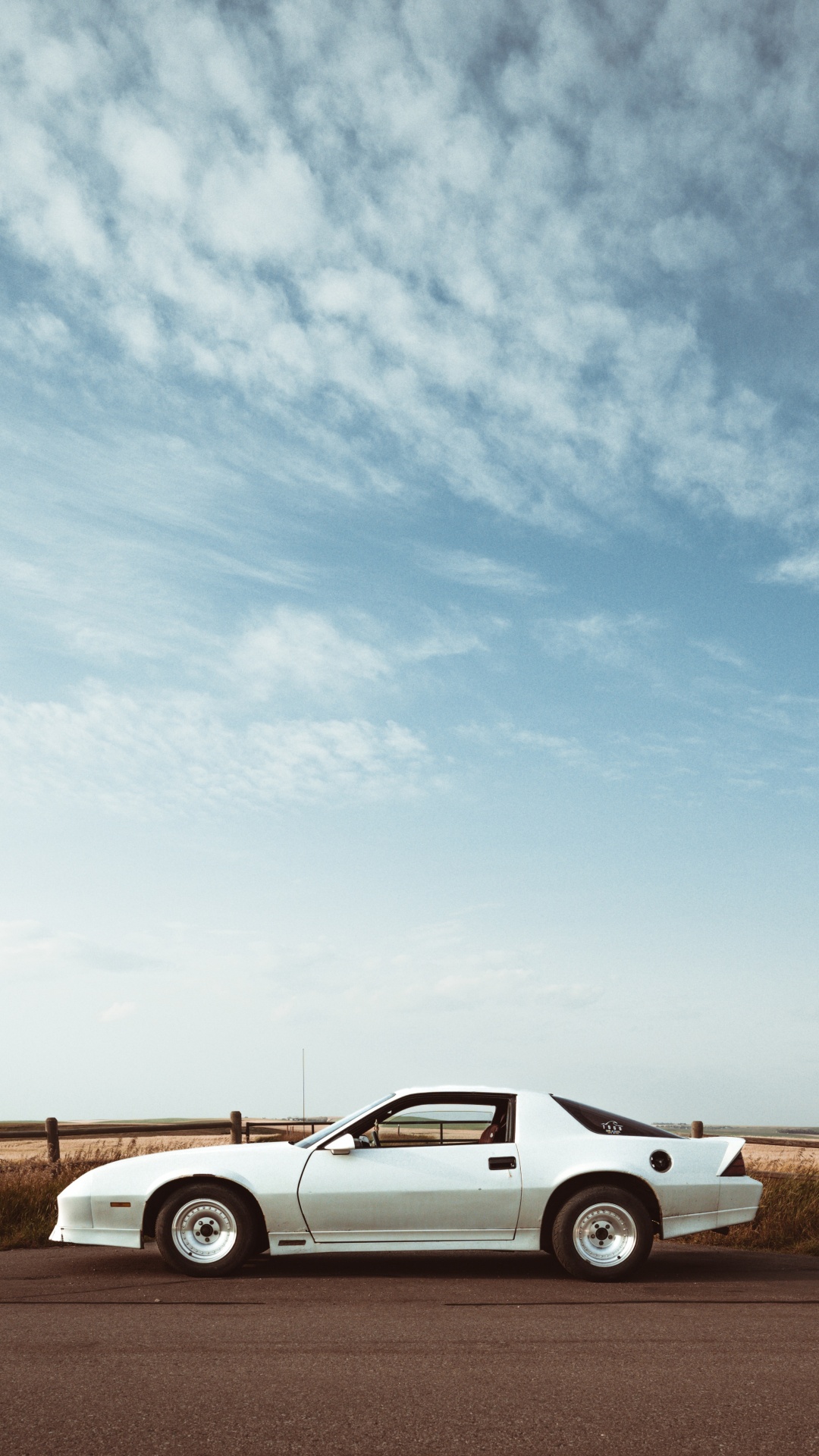 Coupé Blanc Sur Champ Brun Sous Des Nuages Blancs Pendant la Journée. Wallpaper in 1080x1920 Resolution