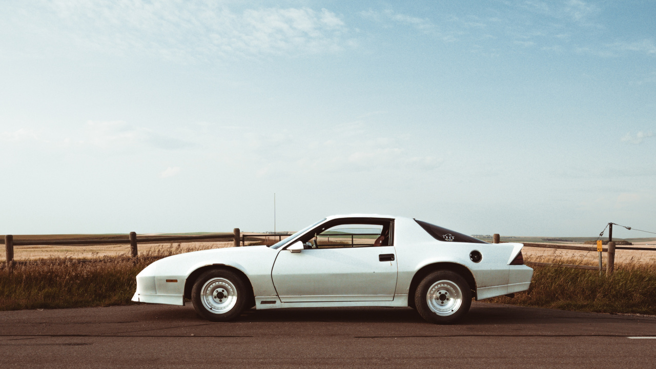 Coupé Blanc Sur Champ Brun Sous Des Nuages Blancs Pendant la Journée. Wallpaper in 1280x720 Resolution