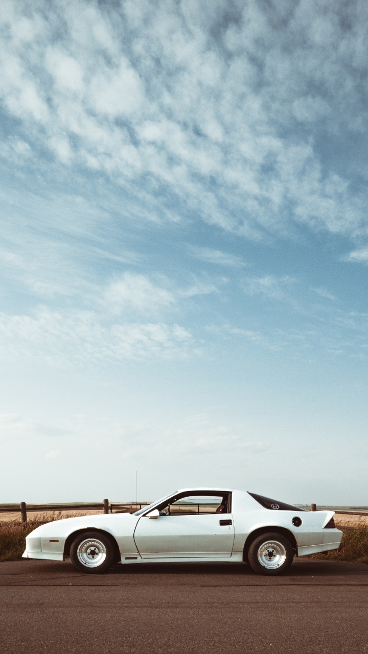 Coupé Blanc Sur Champ Brun Sous Des Nuages Blancs Pendant la Journée. Wallpaper in 720x1280 Resolution