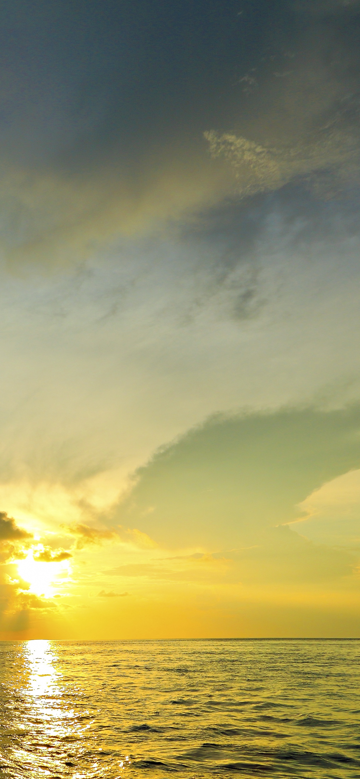 Gewässer Unter Blauem Himmel Bei Sonnenuntergang. Wallpaper in 1242x2688 Resolution