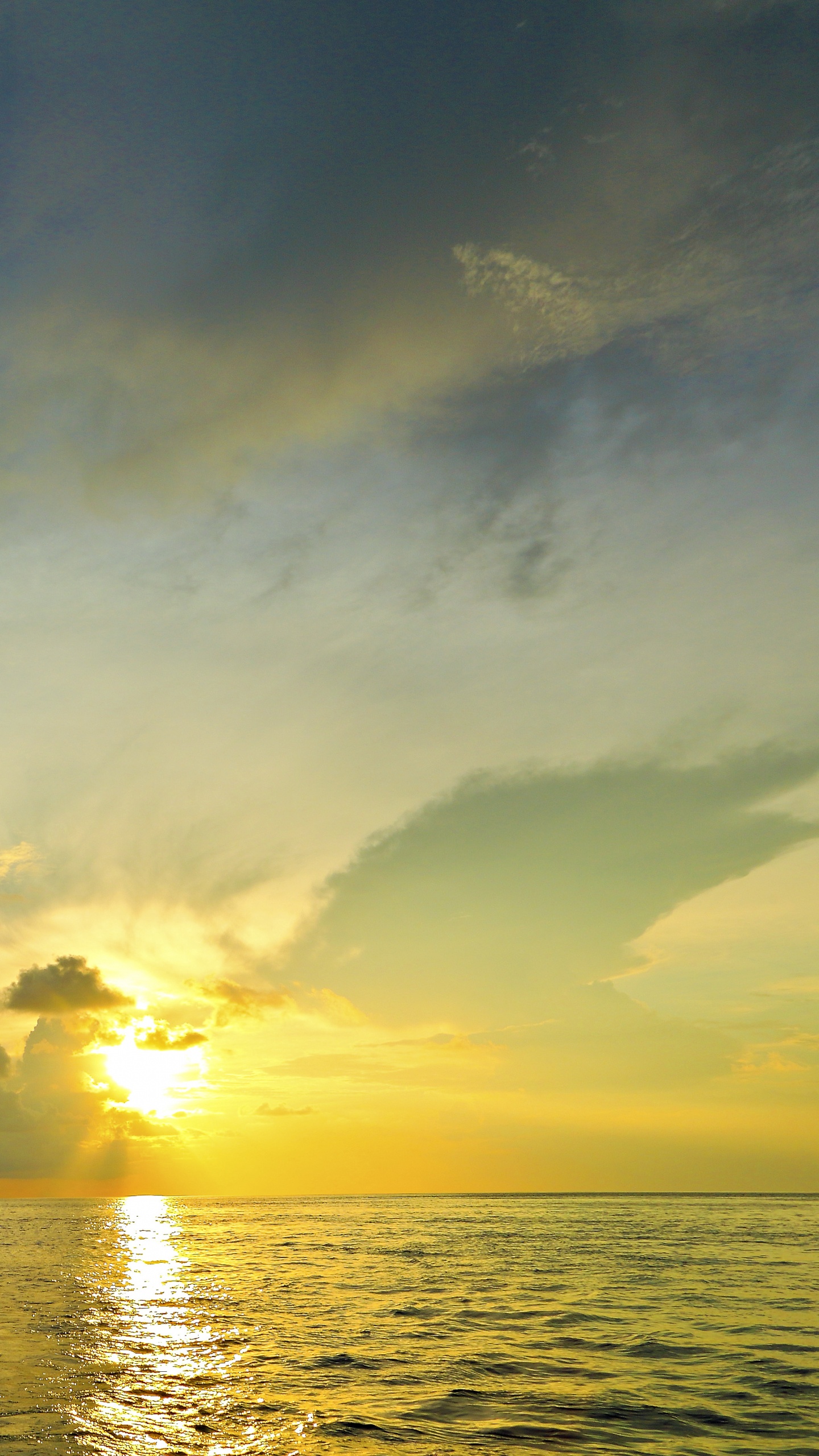 Gewässer Unter Blauem Himmel Bei Sonnenuntergang. Wallpaper in 1440x2560 Resolution