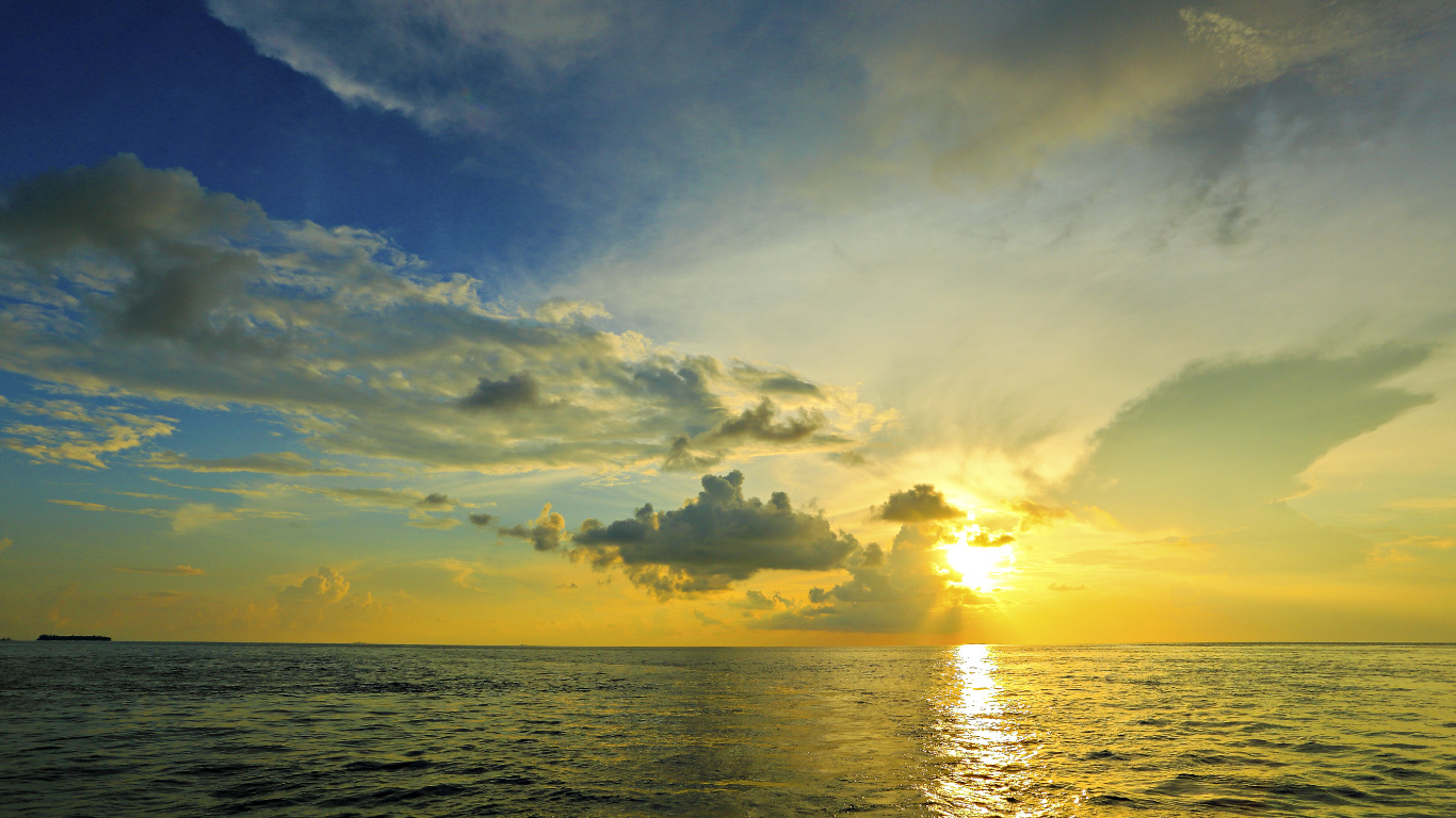 Cuerpo de Agua Bajo un Cielo Azul Durante la Puesta de Sol. Wallpaper in 1366x768 Resolution