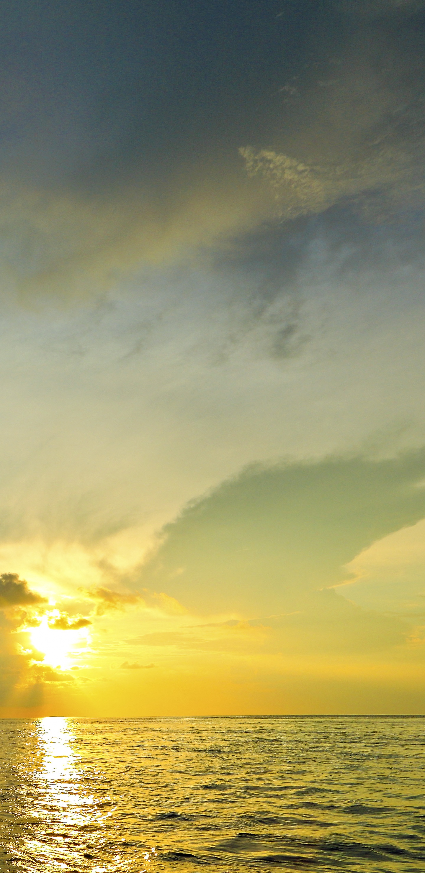 Cuerpo de Agua Bajo un Cielo Azul Durante la Puesta de Sol. Wallpaper in 1440x2960 Resolution