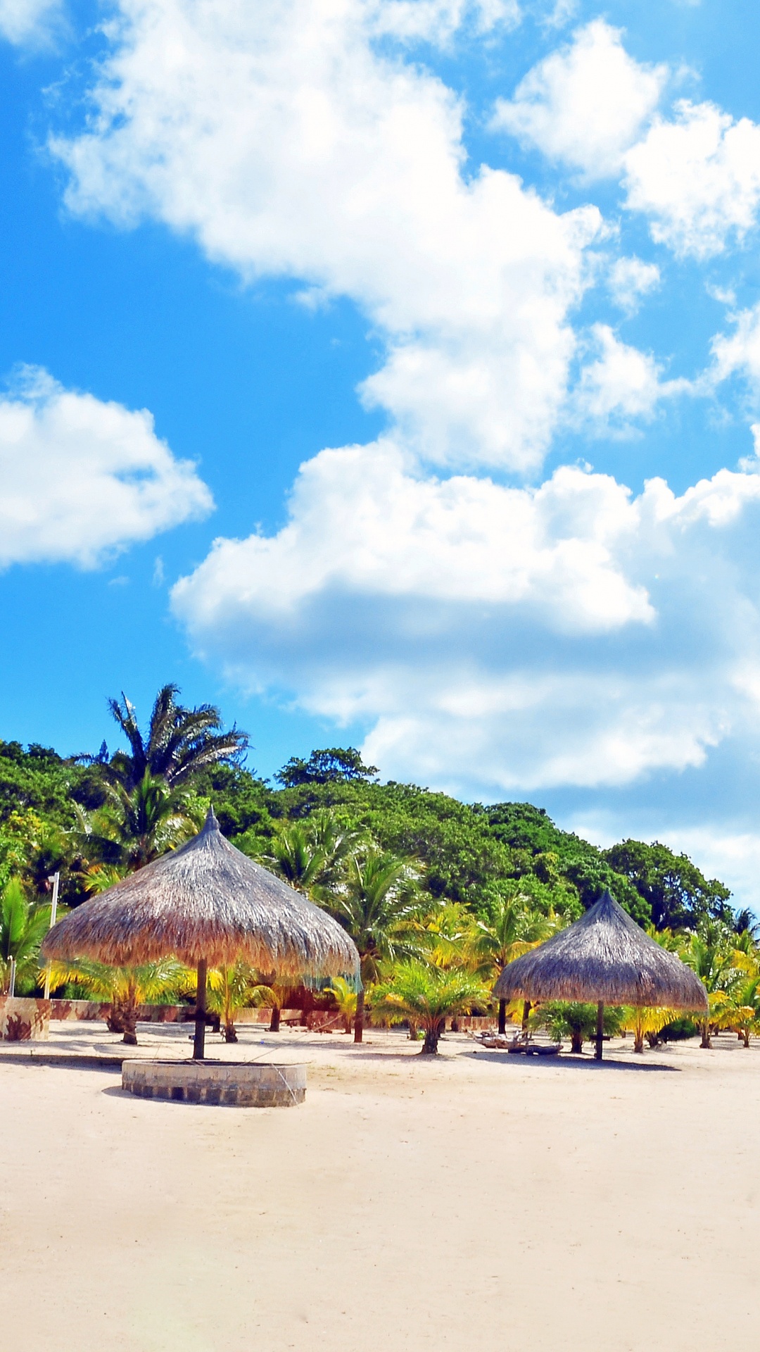 Casa de Playa Marrón y Verde Bajo un Cielo Azul y Nubes Blancas Durante el Día. Wallpaper in 1080x1920 Resolution