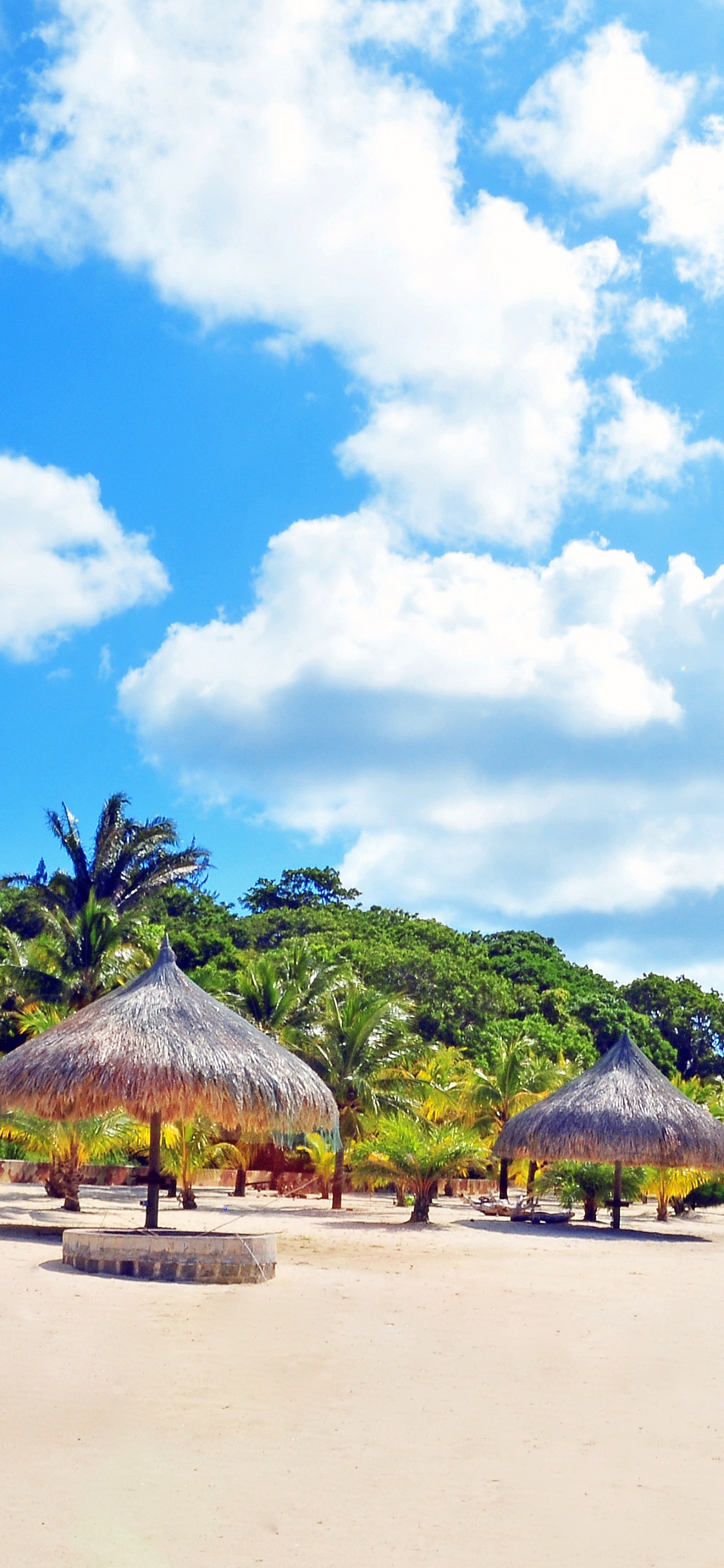 Casa de Playa Marrón y Verde Bajo un Cielo Azul y Nubes Blancas Durante el Día. Wallpaper in 1125x2436 Resolution